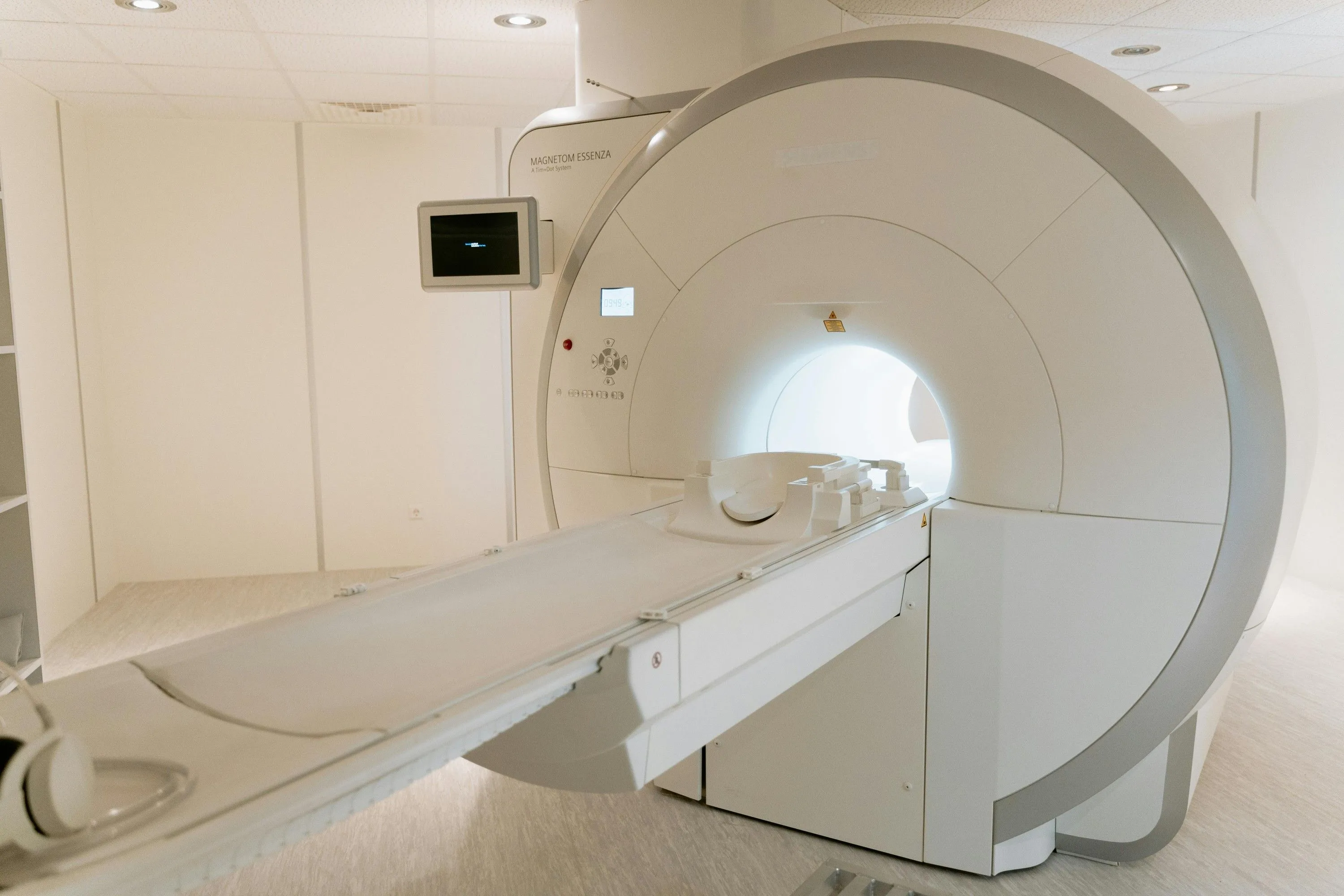 Hình ảnh máy quét CT trong môi trường bệnh viện.