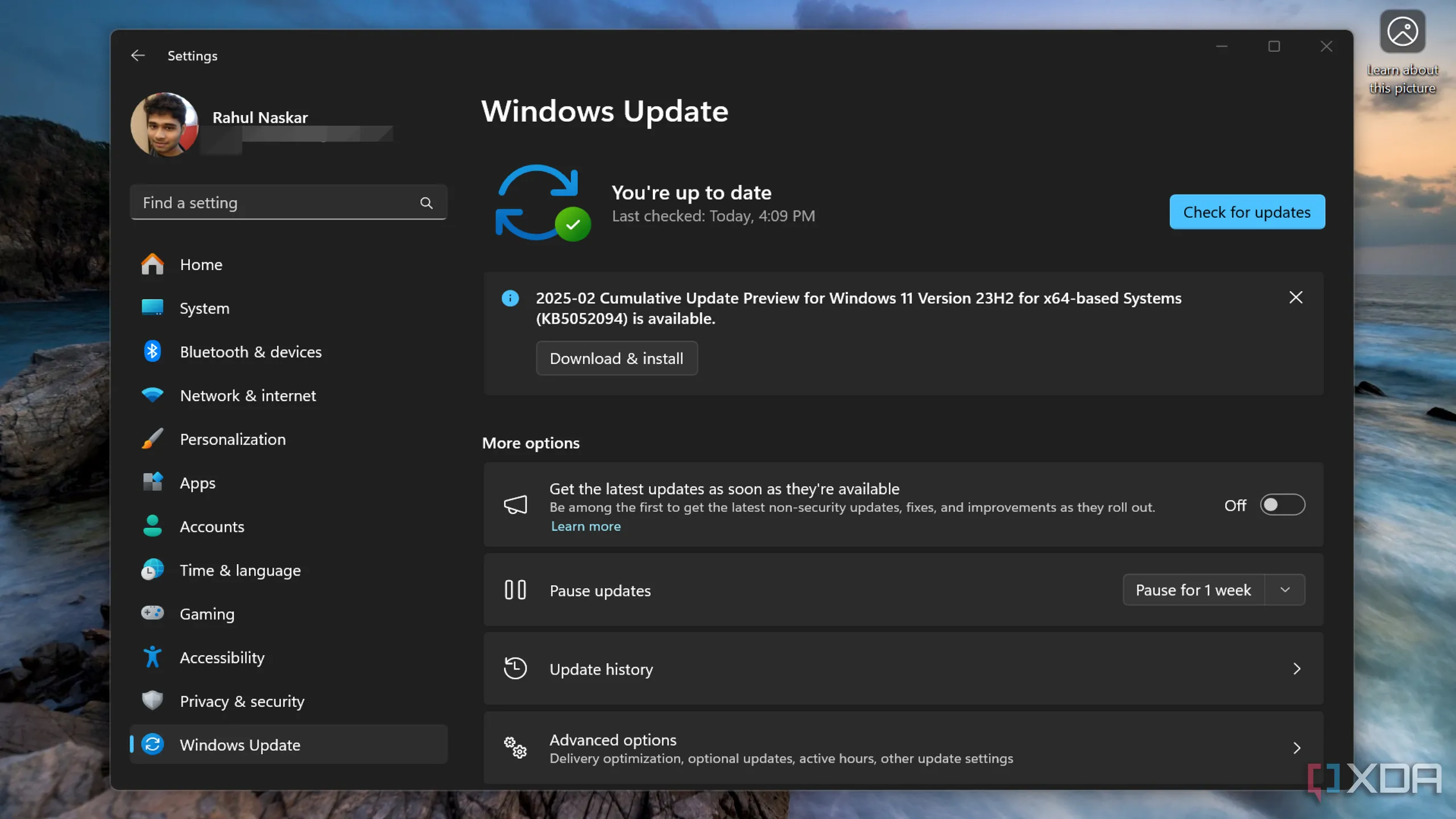 Hình ảnh minh họa trang cài đặt cập nhật trên Windows 11, nơi người dùng có thể tìm thấy các bản vá lỗi và bản cập nhật mới.