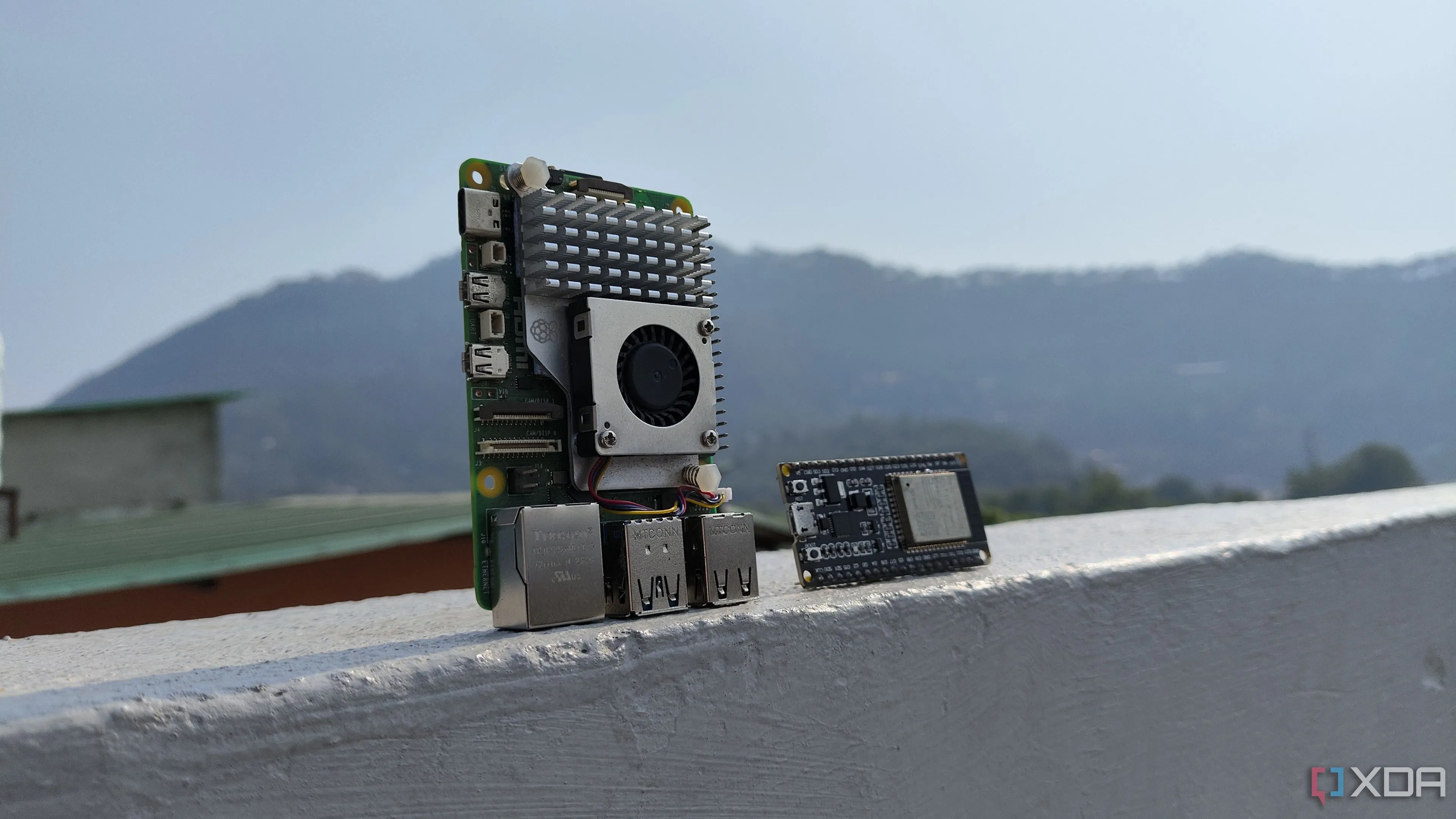 Hình ảnh một bo mạch máy tính Raspberry Pi cùng với ESP32.