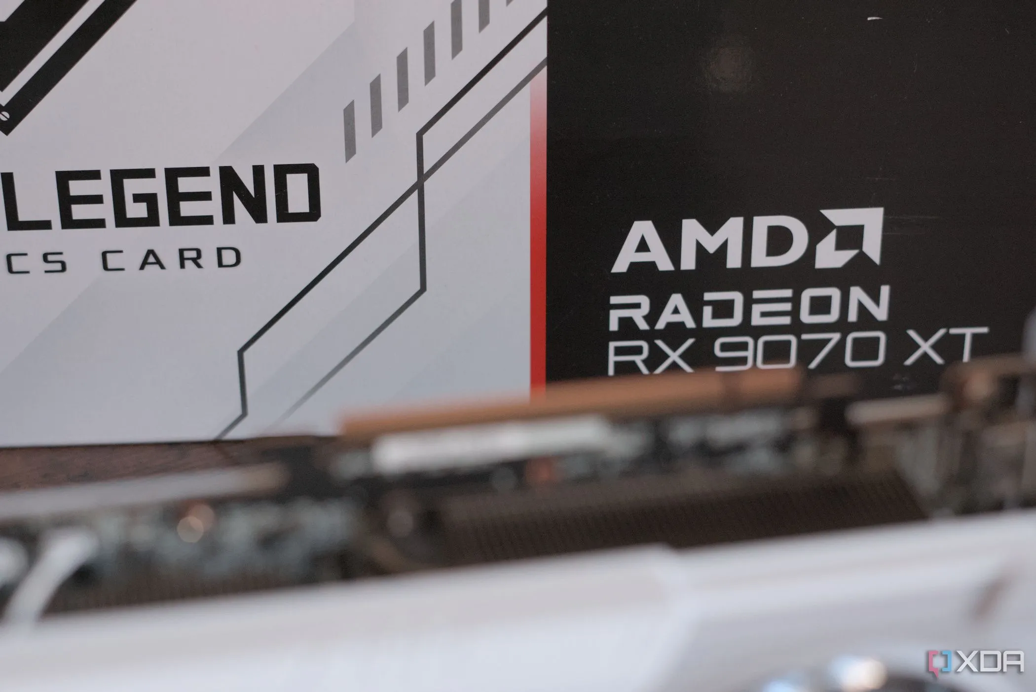 Hộp card đồ họa AMD Radeon RX 9070 XT Steel Legend, biểu tượng cho khả năng tạo khung hình của AMD FMF