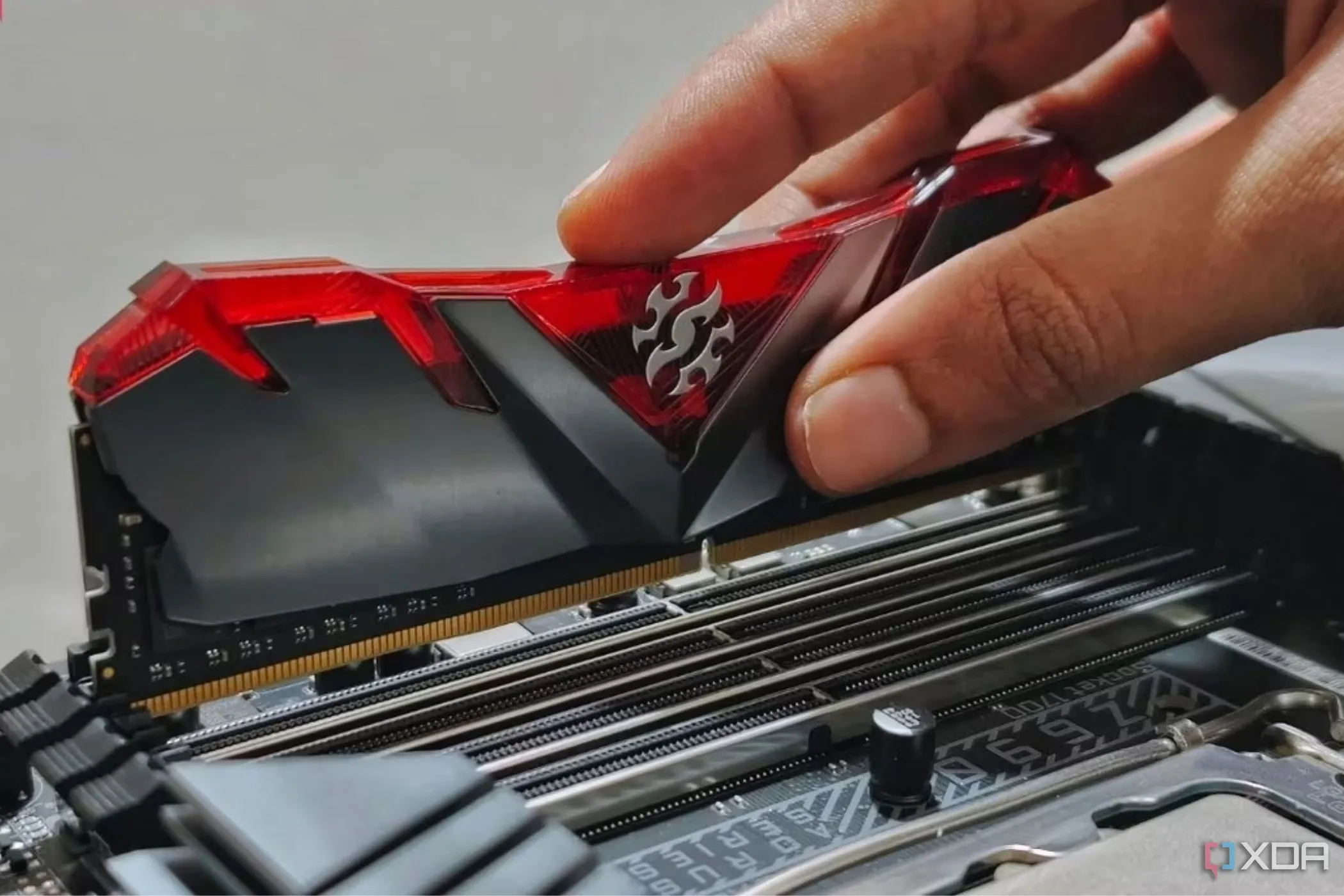 Lắp đặt module RAM vào bo mạch chủ, minh họa việc nâng cấp phần cứng yêu cầu sao lưu Registry.