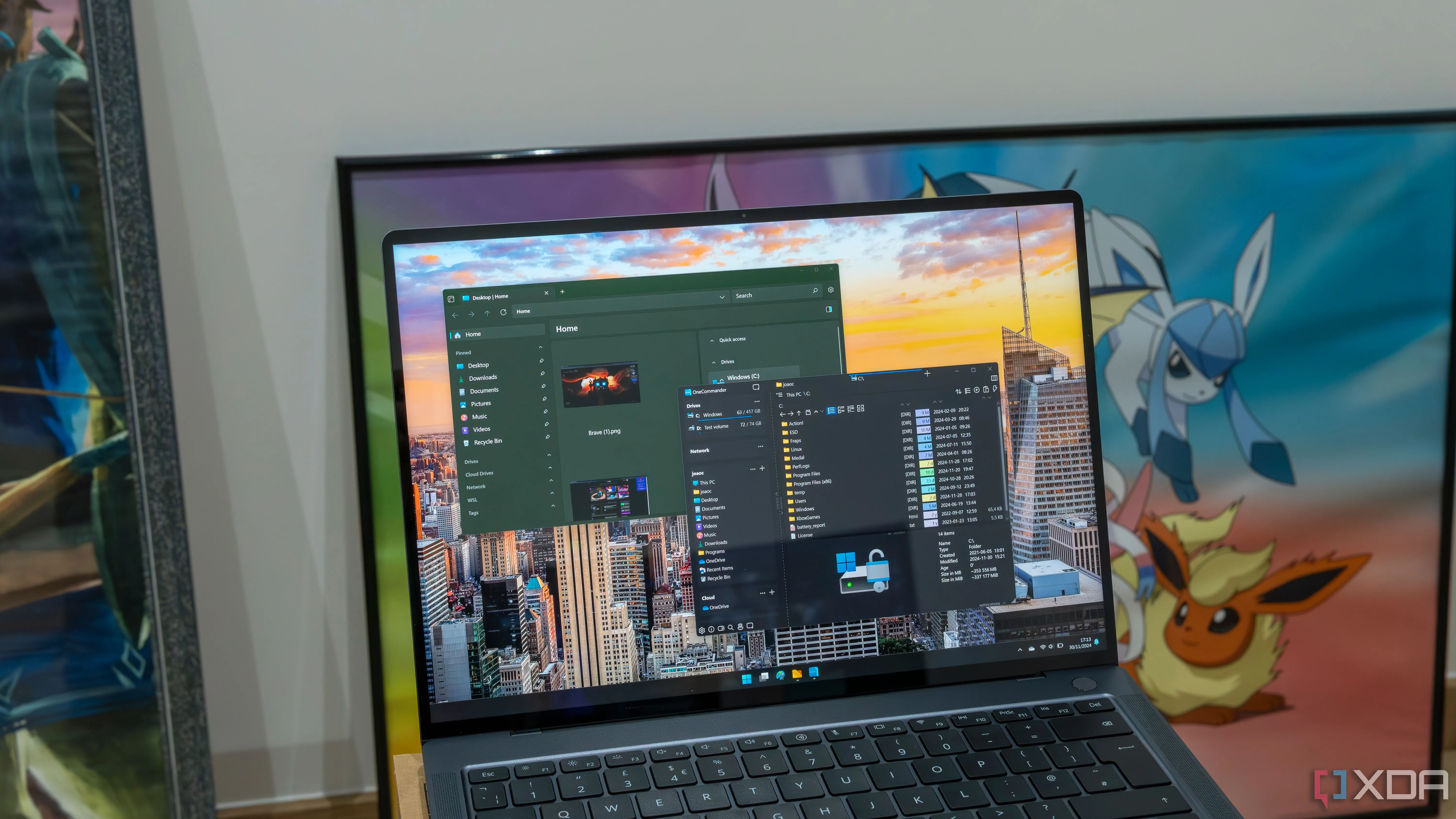 Laptop chạy Windows 11 với các ứng dụng quản lý tệp tin thay thế như OneCommander và Files app, cho thấy nhu cầu tìm kiếm giải pháp tốt hơn File Explorer mặc định.