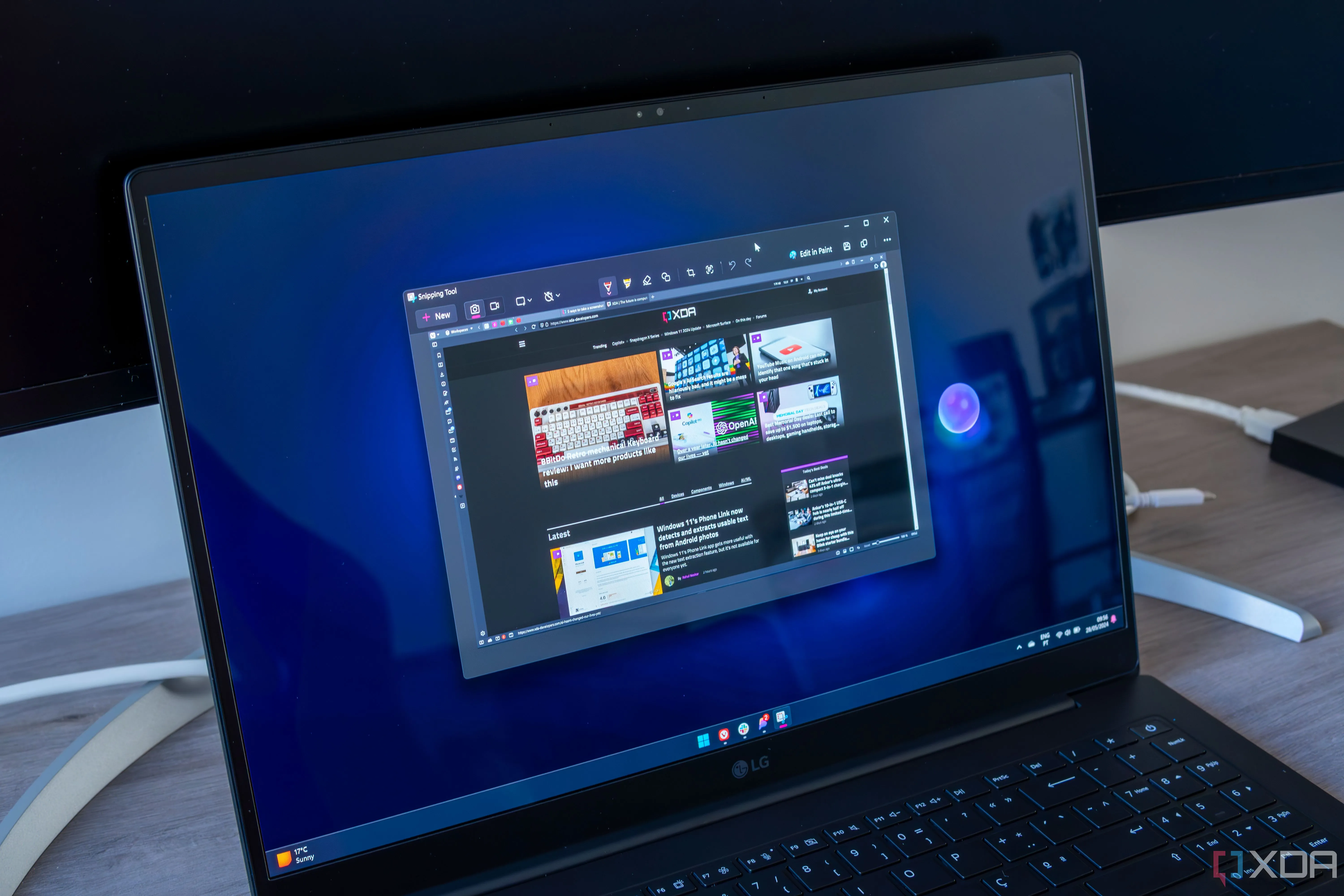 Laptop chạy Windows 11 với công cụ Snipping Tool đang chụp màn hình, tượng trưng cho việc kiểm tra và tùy biến hệ thống.