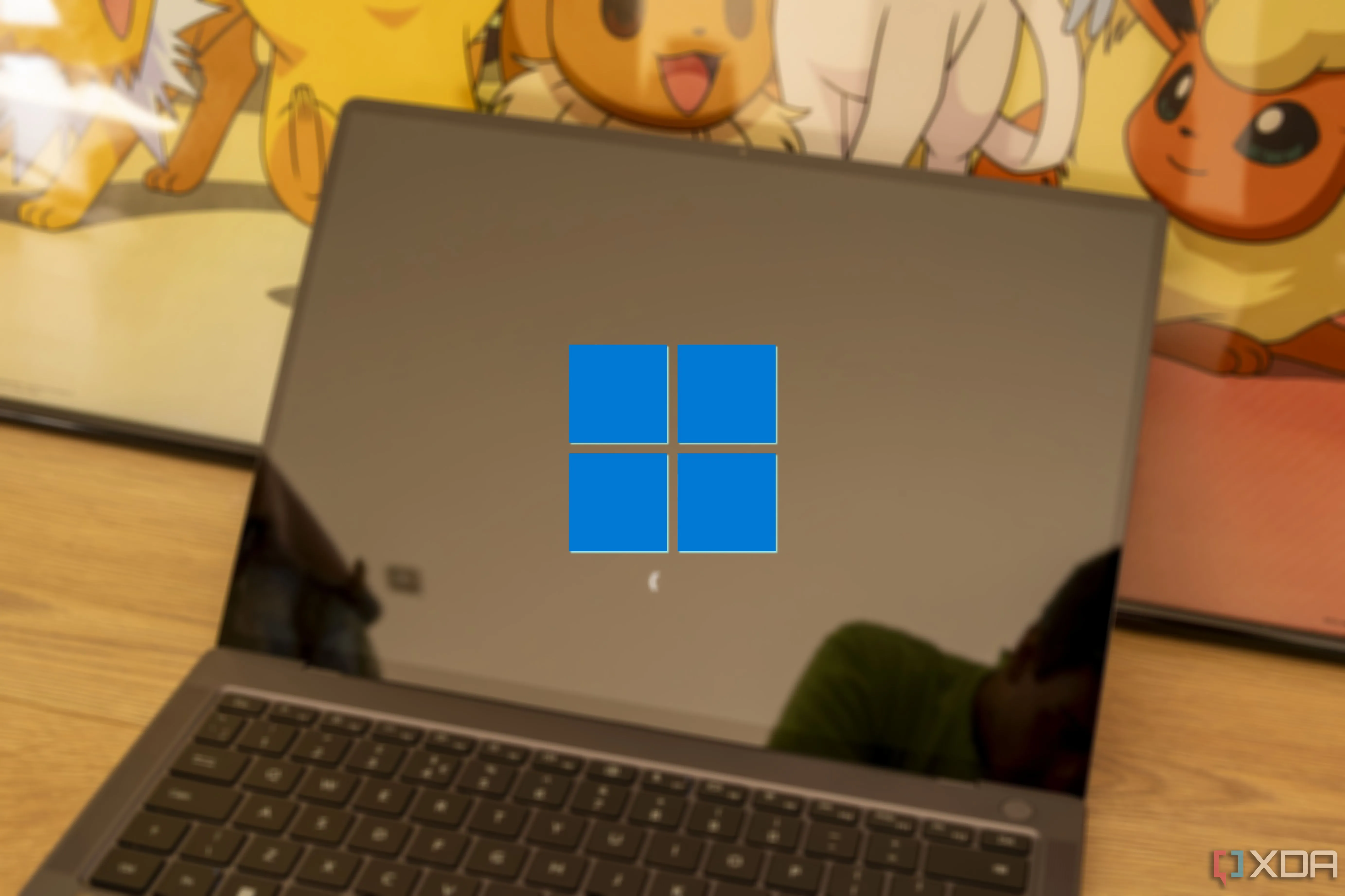 Laptop đang khởi động với logo Windows, biểu thị quá trình khôi phục hoặc cài đặt lại hệ điều hành sau sự cố