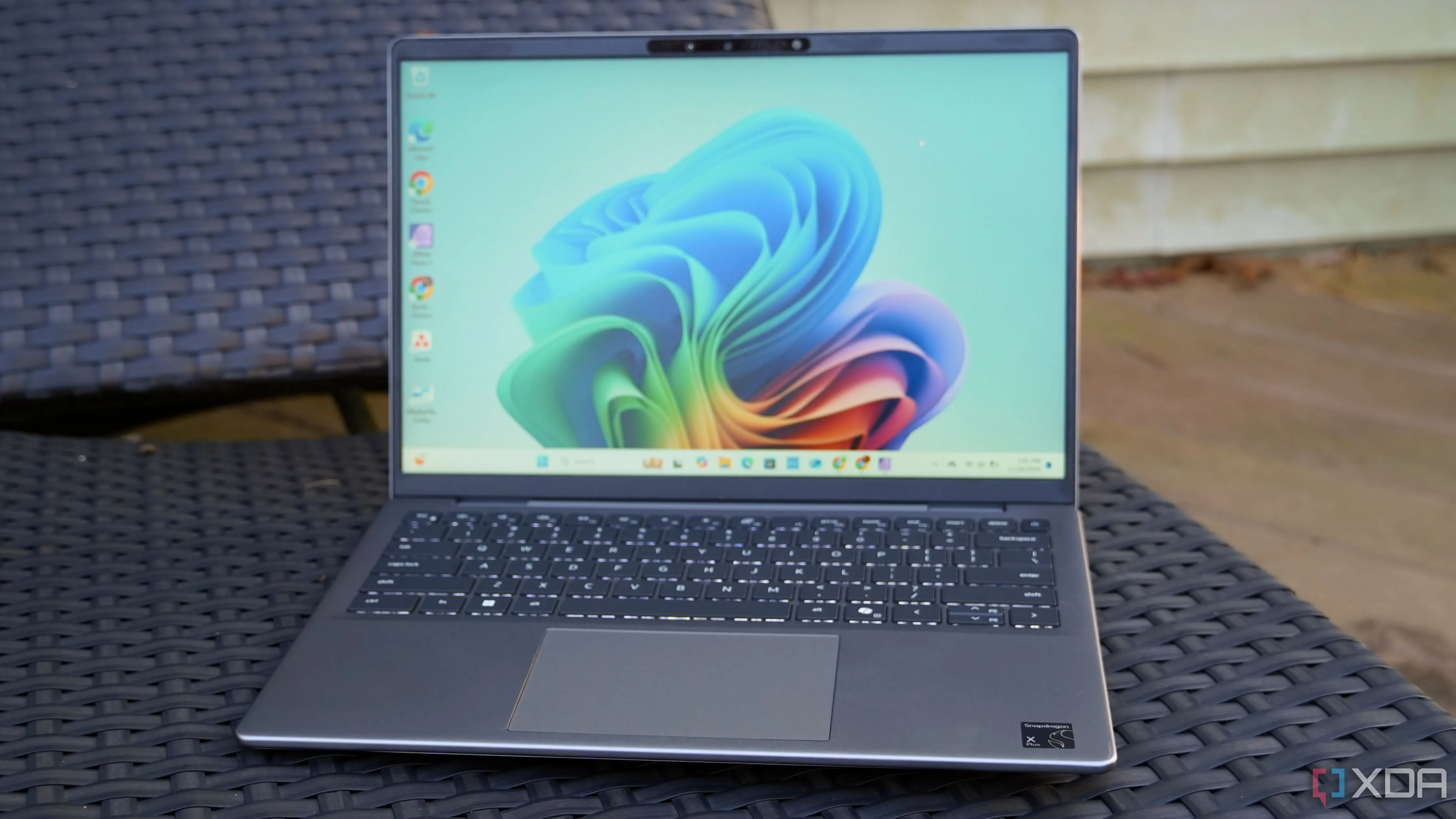 Laptop Dell Inspiron 14 với Windows 11, minh họa cho trải nghiệm người dùng máy tính.