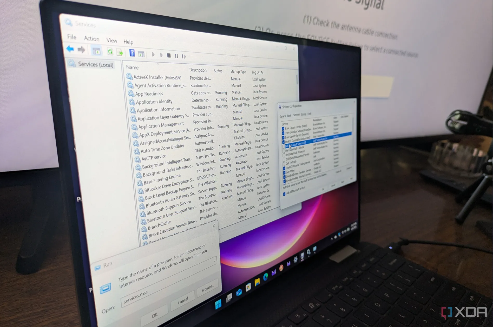 Laptop Windows hiển thị cửa sổ Services và System Configuration (msconfig)