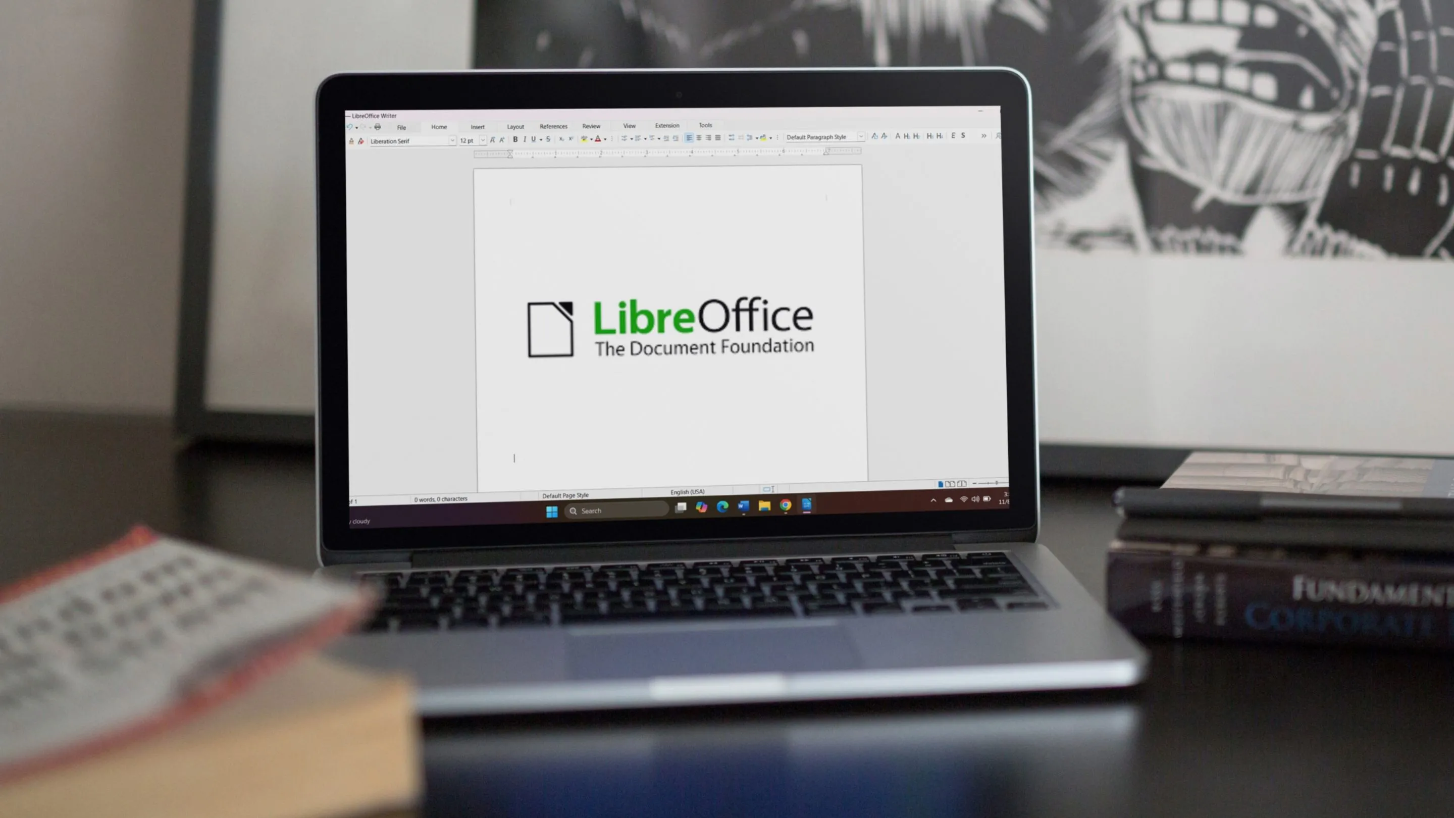 LibreOffice trên laptop đặt bàn làm việc, biểu tượng của phần mềm văn phòng mã nguồn mở