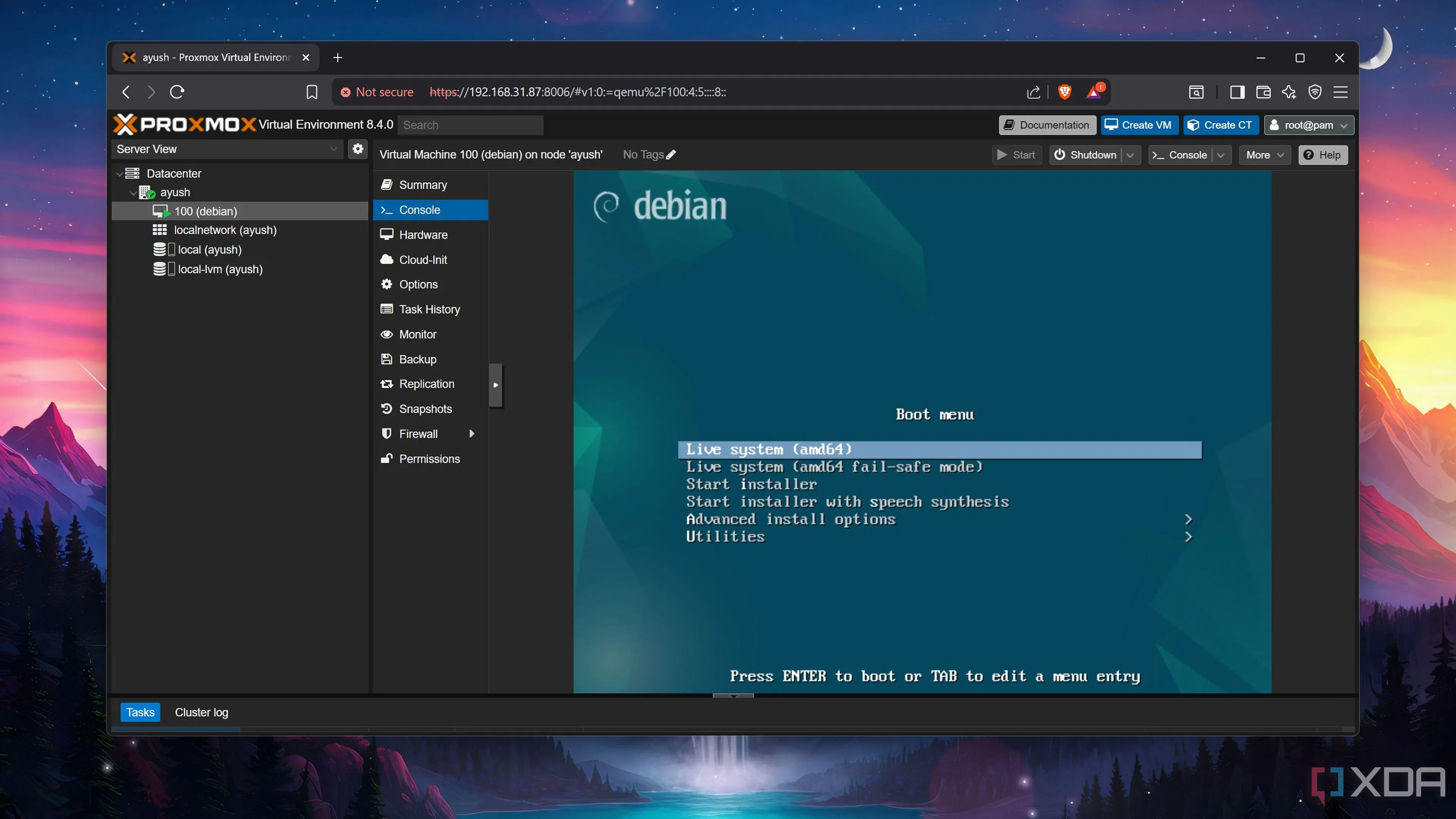 Màn hình hiển thị máy ảo Debian với giao diện đồ họa (GUI) đang chạy trên Proxmox, thể hiện hiệu năng bị hạn chế của laptop cũ