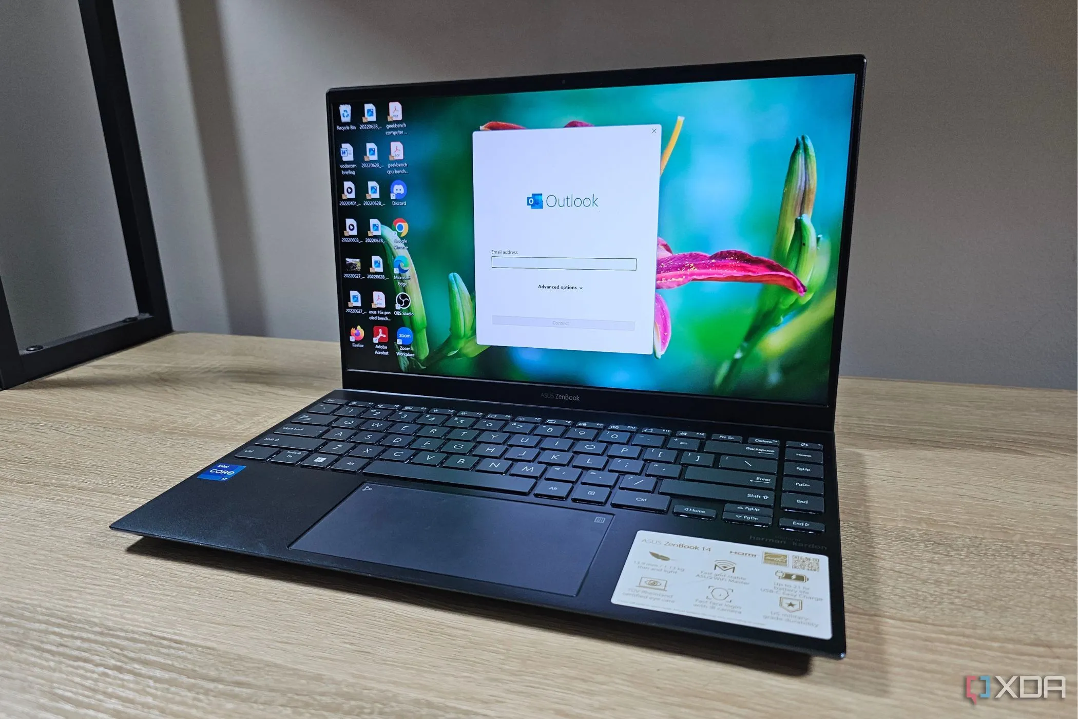 Màn hình laptop hiển thị trang đăng nhập ứng dụng Microsoft Outlook