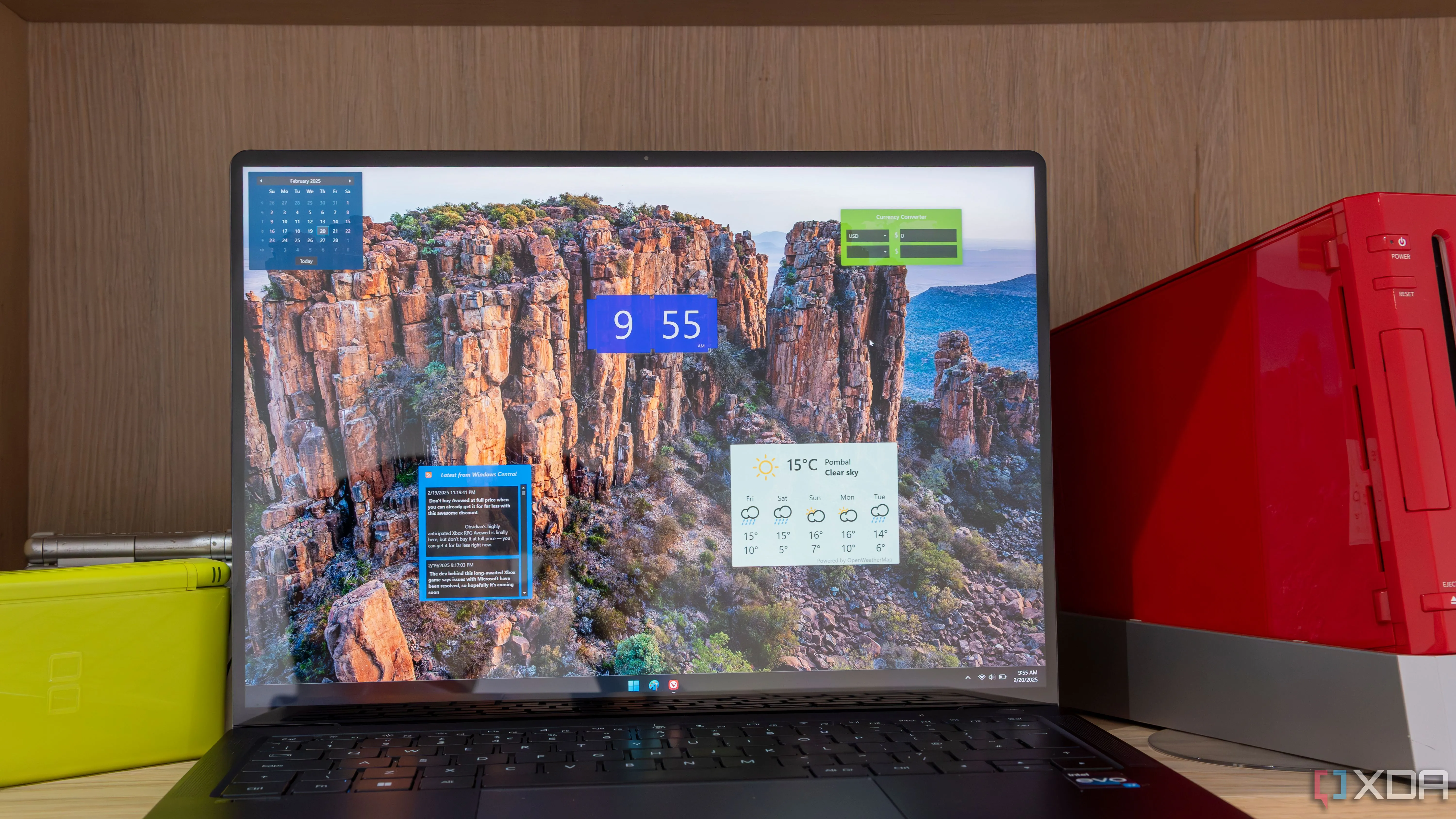 Màn hình laptop Windows 11 hiển thị đa dạng các widget, tương tự tính năng của start.me.