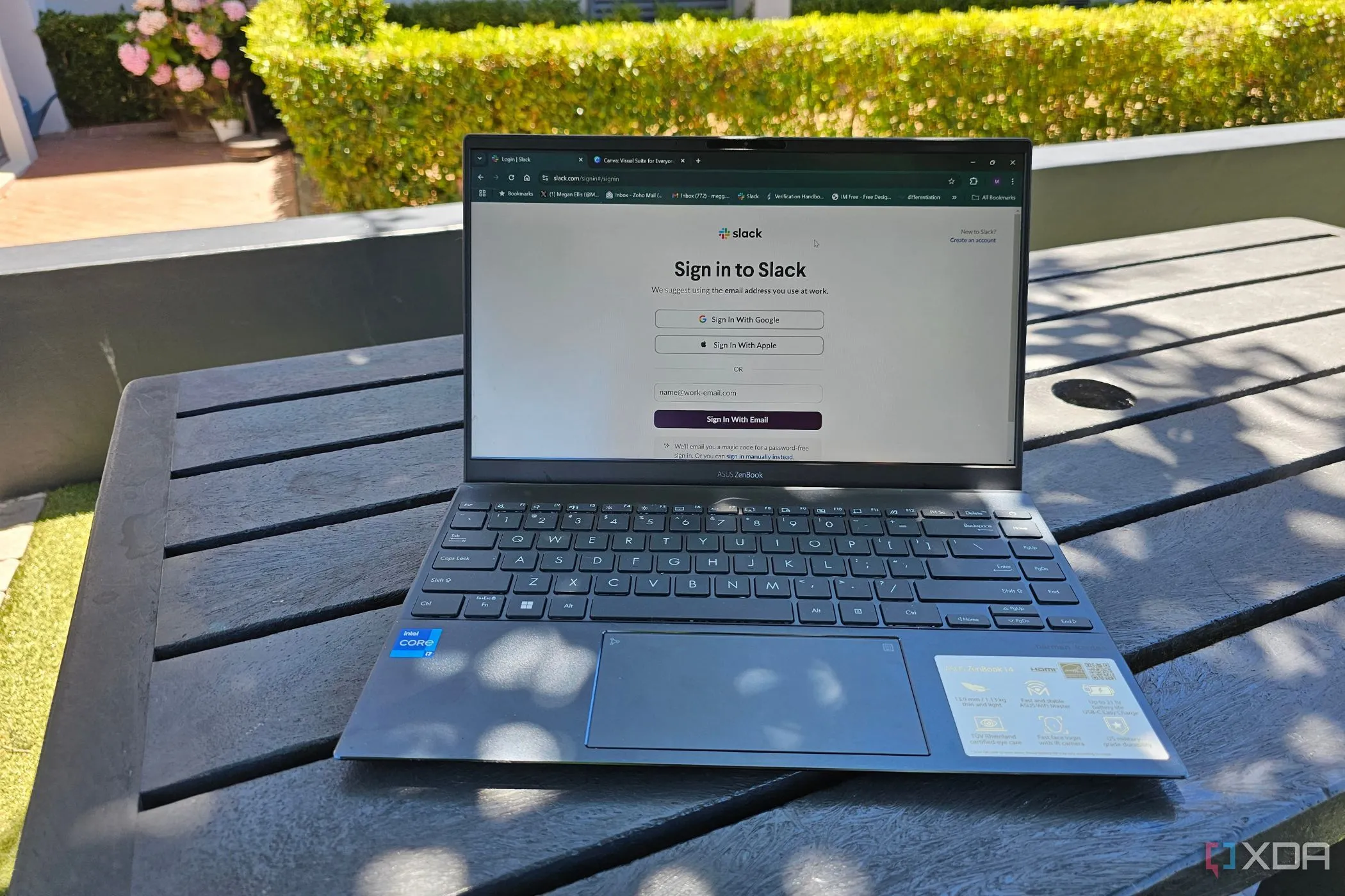 Màn hình laptop Windows hiển thị cửa sổ cài đặt bảo mật và quyền riêng tư trong Windows 11