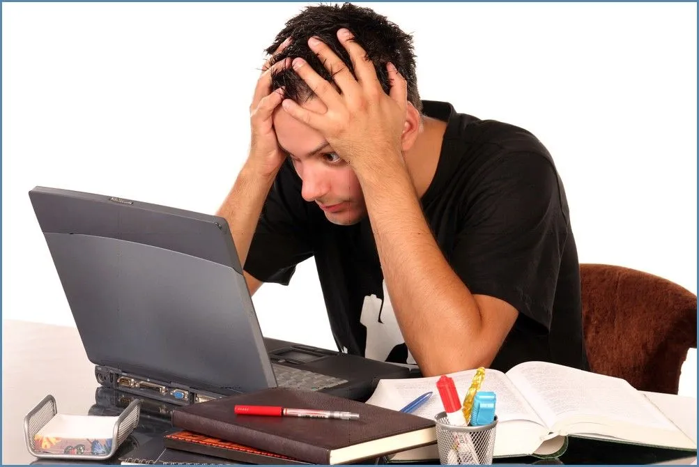 Màn hình máy tính hiển thị lỗi và thông báo crash trên Windows, minh họa sự cố khi chạy Windows Insider Build