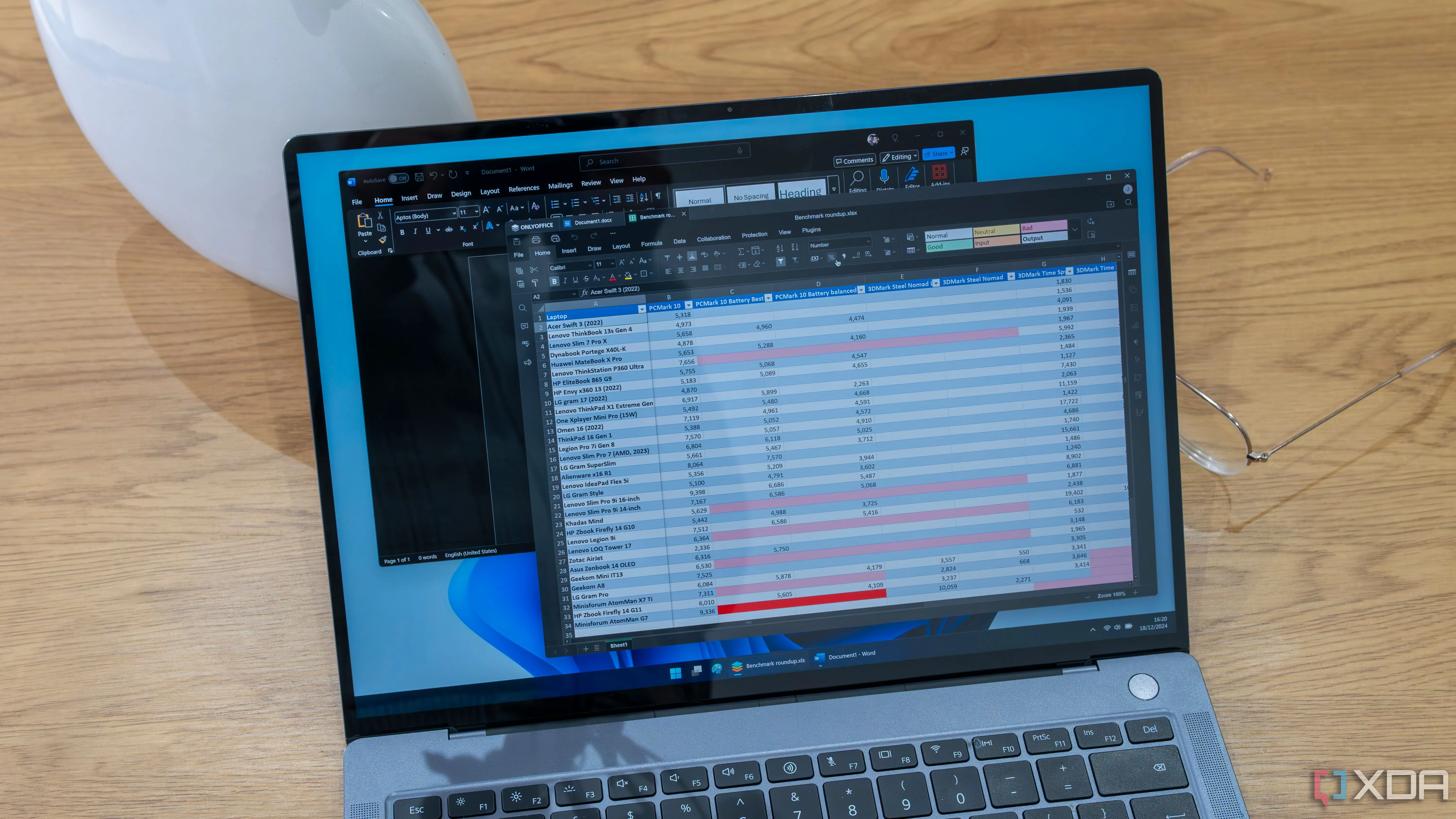 Màn hình máy tính Windows 11 hiển thị giao diện OnlyOffice so sánh với cửa sổ Microsoft Word, minh họa sự thay thế hiệu quả cho phần mềm văn phòng trả phí.