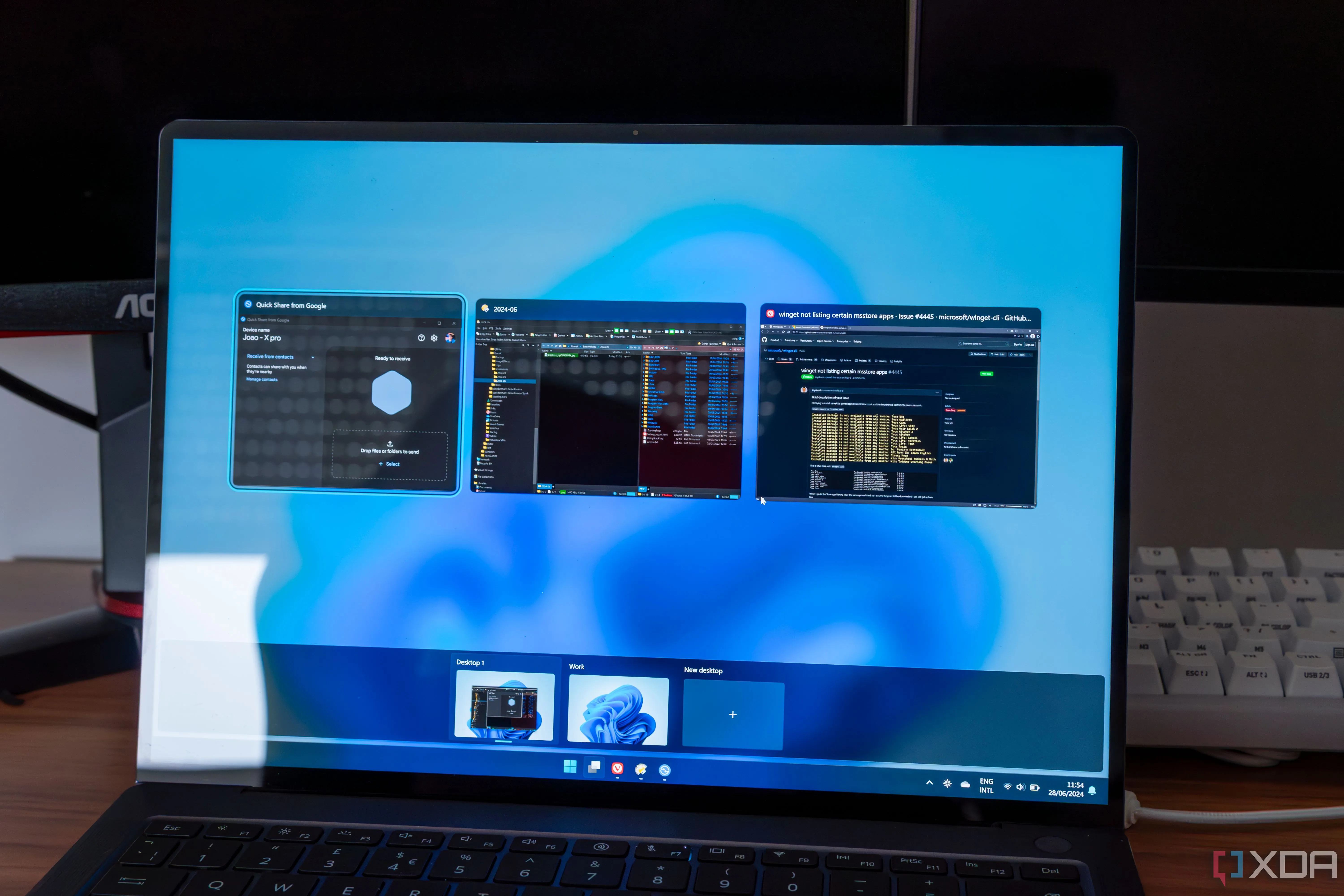 Màn hình máy tính xách tay Windows 11 hiển thị chế độ Task View với hai màn hình ảo đang hoạt động, minh họa cách quản lý không gian làm việc.