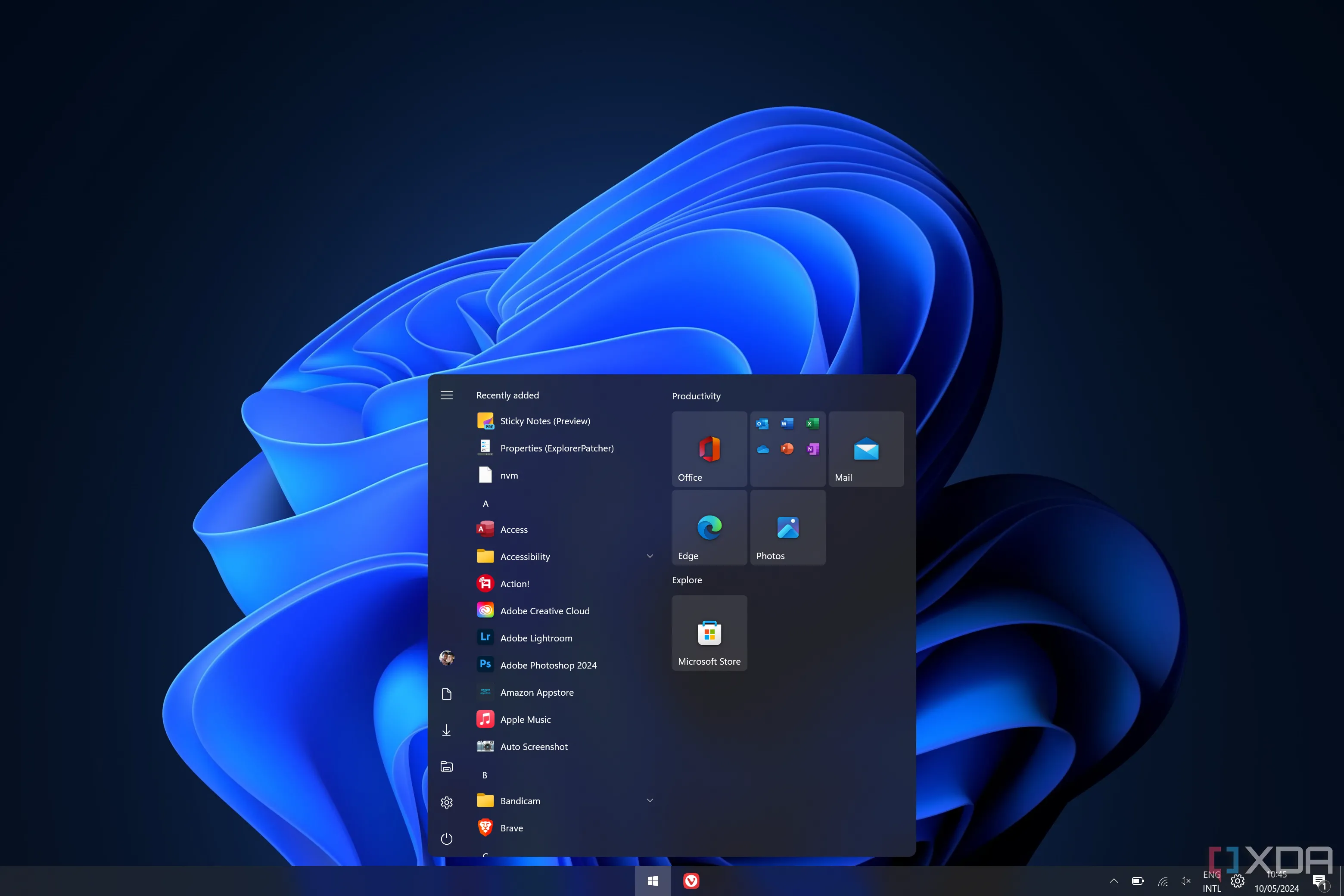 Màn hình Windows 11 với thanh tác vụ và Start menu phong cách Windows 10 được khôi phục bởi ExplorerPatcher