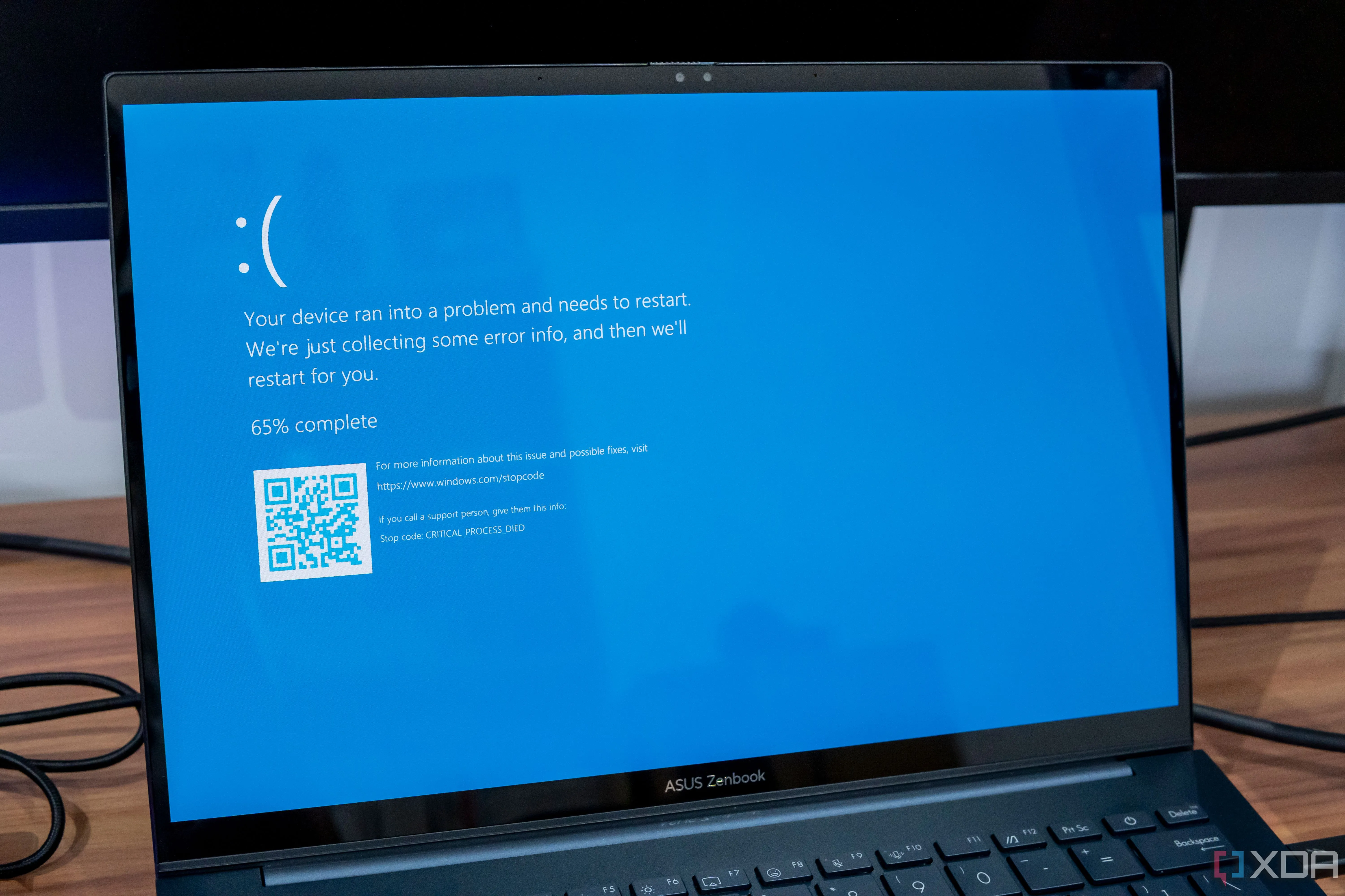 Màn hình xanh chết chóc (BSOD) trên laptop Windows 11, báo hiệu lỗi hệ thống nghiêm trọng và nguy cơ mất dữ liệu