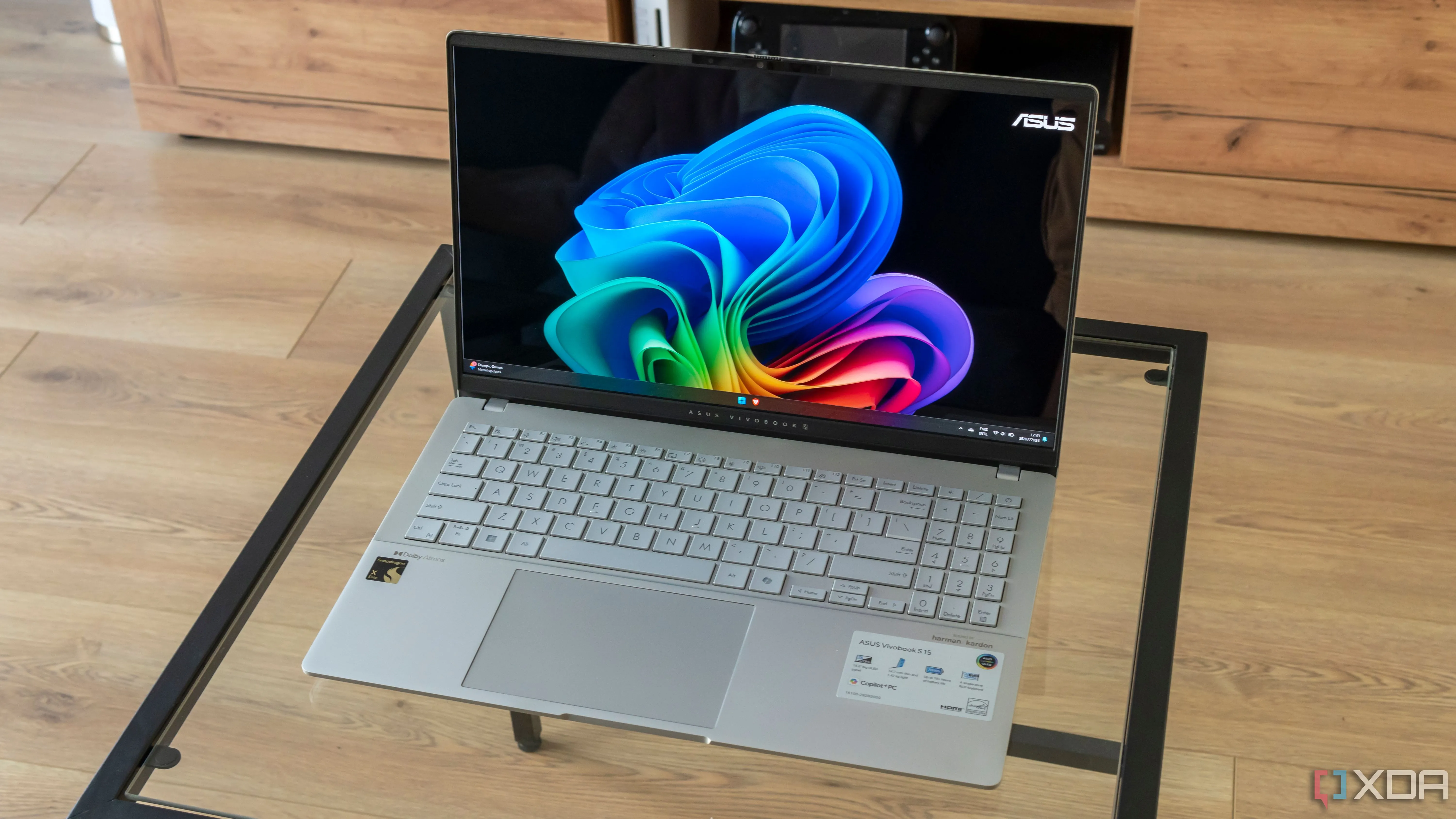 Máy tính xách tay Asus Vivobook S 15 hiển thị màn hình desktop Windows 11 với các biểu tượng