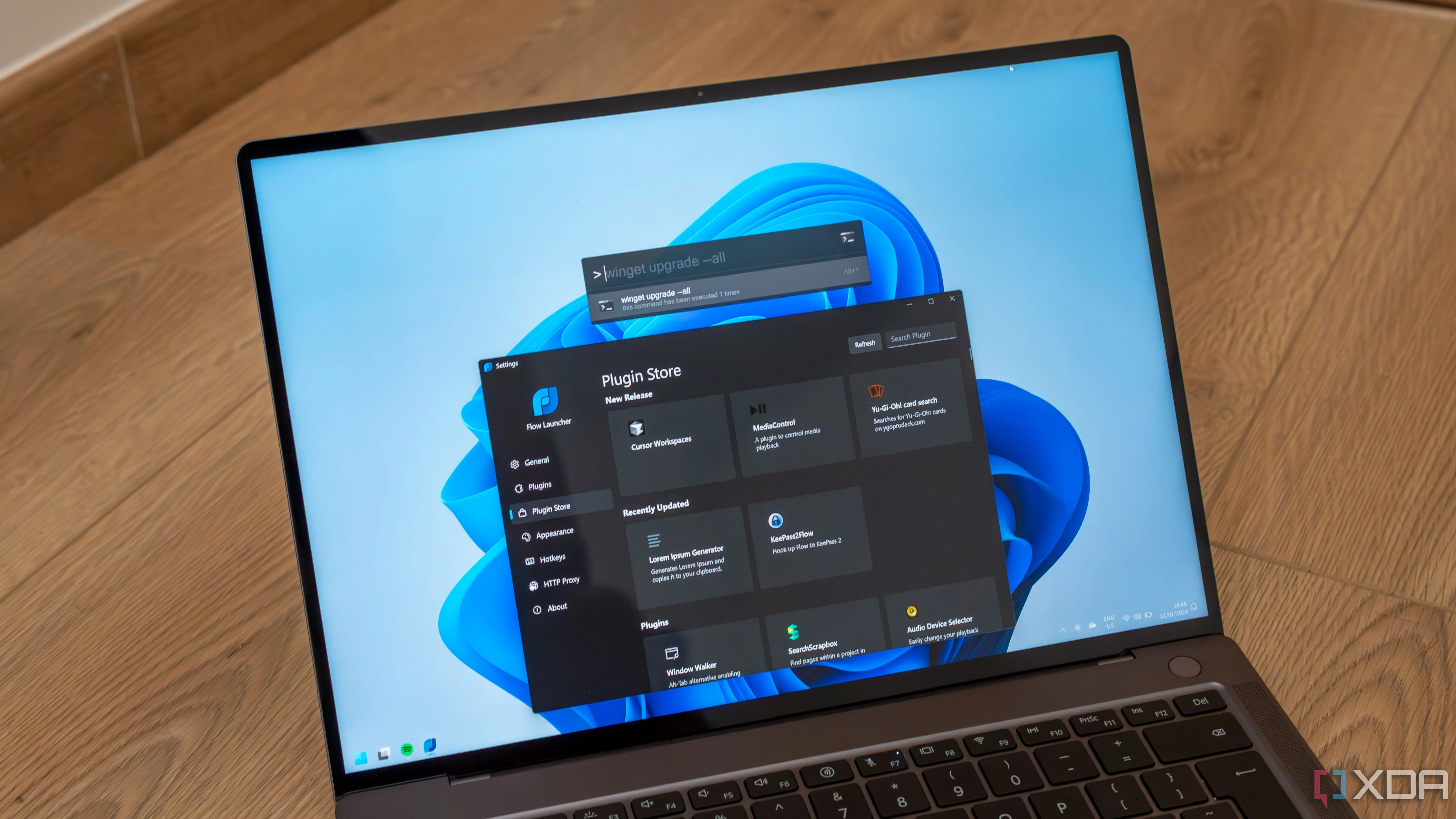Máy tính xách tay Windows 11 hiển thị cài đặt và thanh tìm kiếm của Flow Launcher