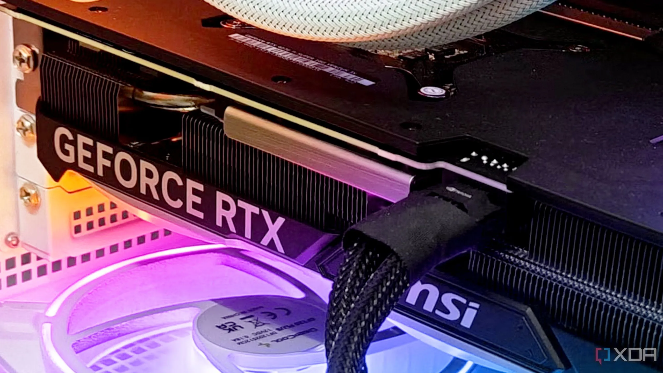 Minh họa bộ PC chơi game cao cấp với card đồ họa RTX, tượng trưng cho những thách thức về phần cứng và tối ưu hóa trong ngành game PC hiện nay.