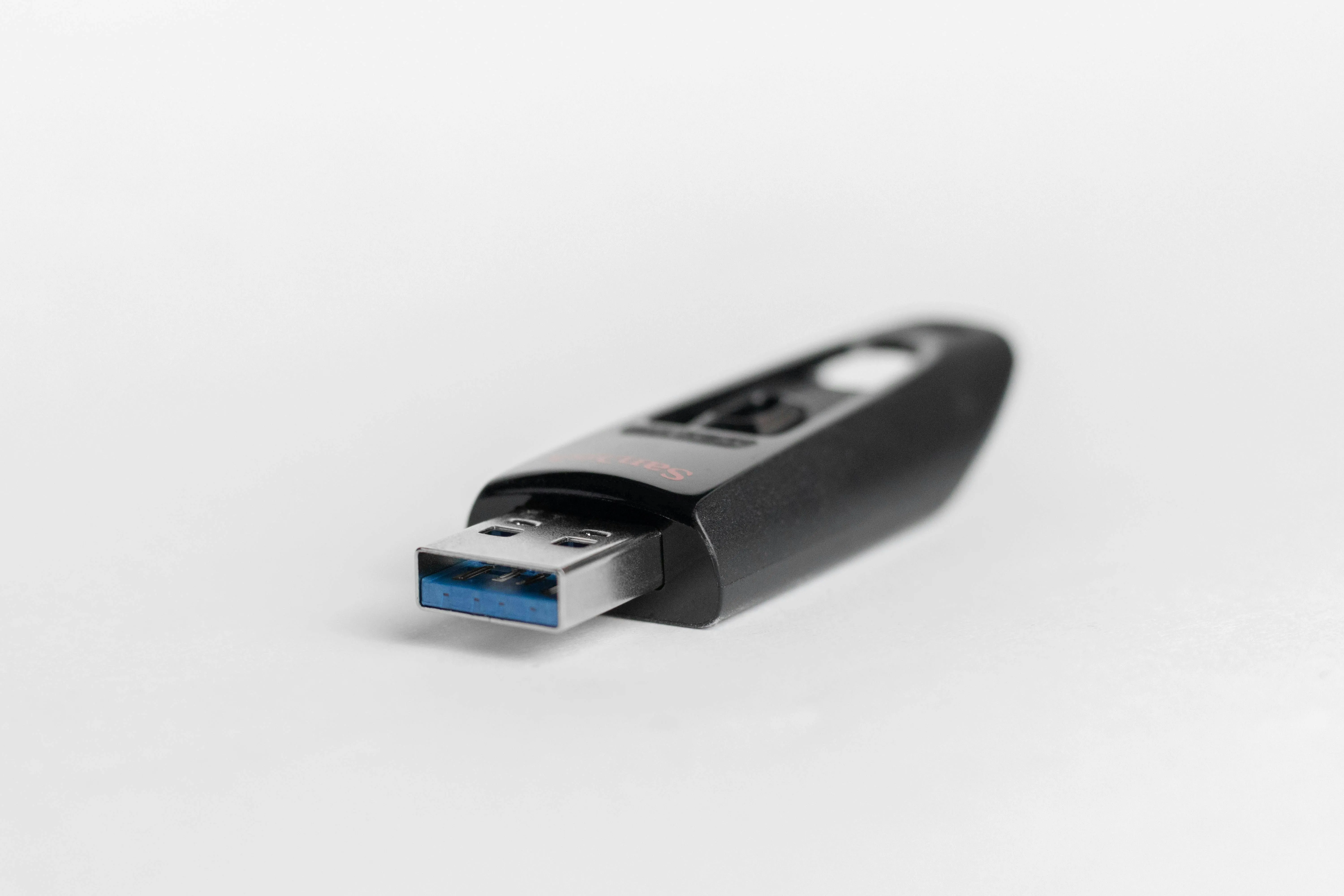 Một chiếc USB flash drive màu đen, biểu tượng của khả năng khởi động và cài đặt ISO Windows tùy chỉnh.