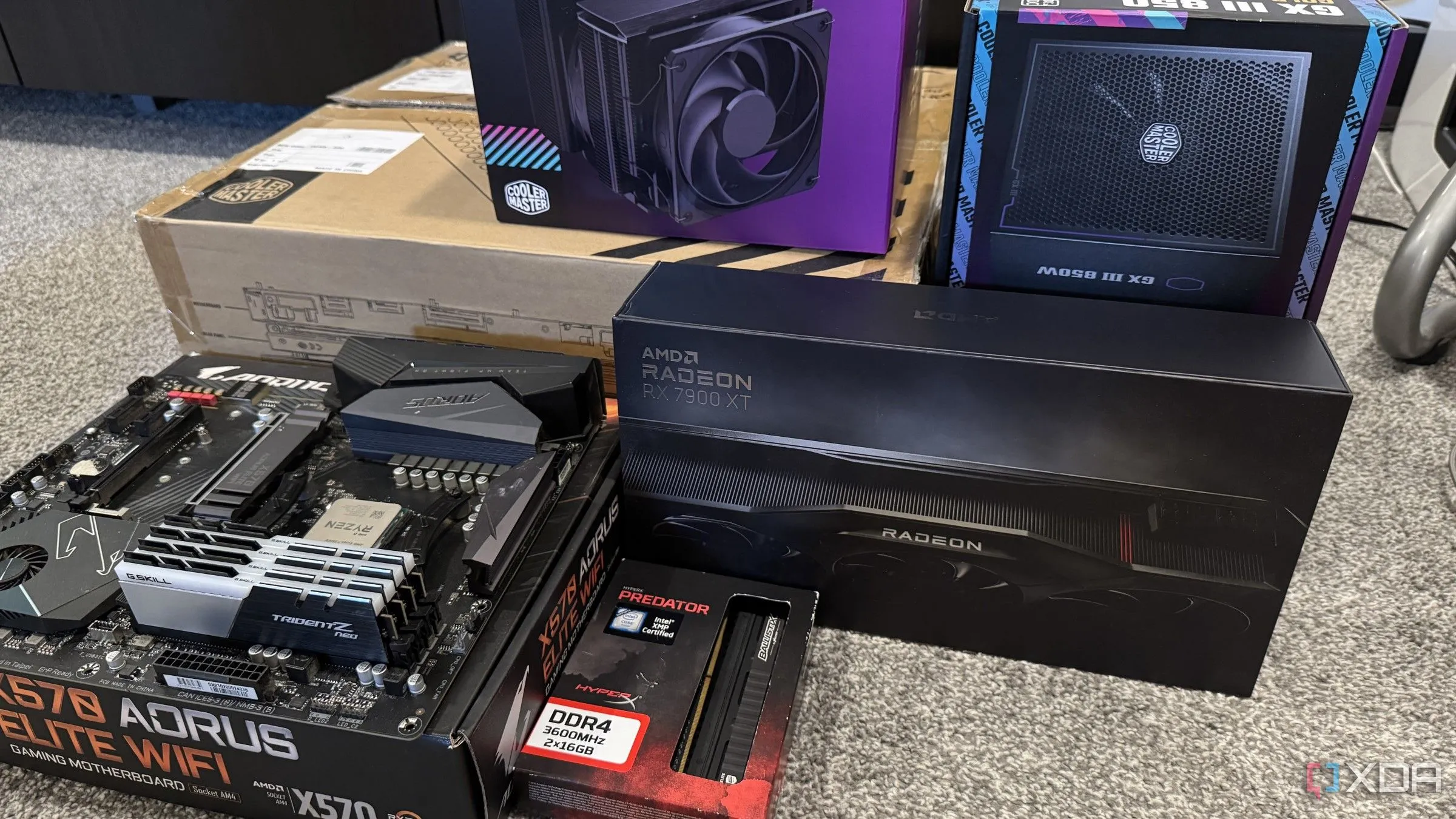Một chồng các linh kiện và vỏ hộp PC, thể hiện lựa chọn mua sắm đa dạng cho người dùng