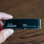 Một tay cầm SSD Crucial P510 NVMe, minh họa cho sự so sánh giữa hiệu năng thực tế của SSD PCIe Gen 5 và Gen 4