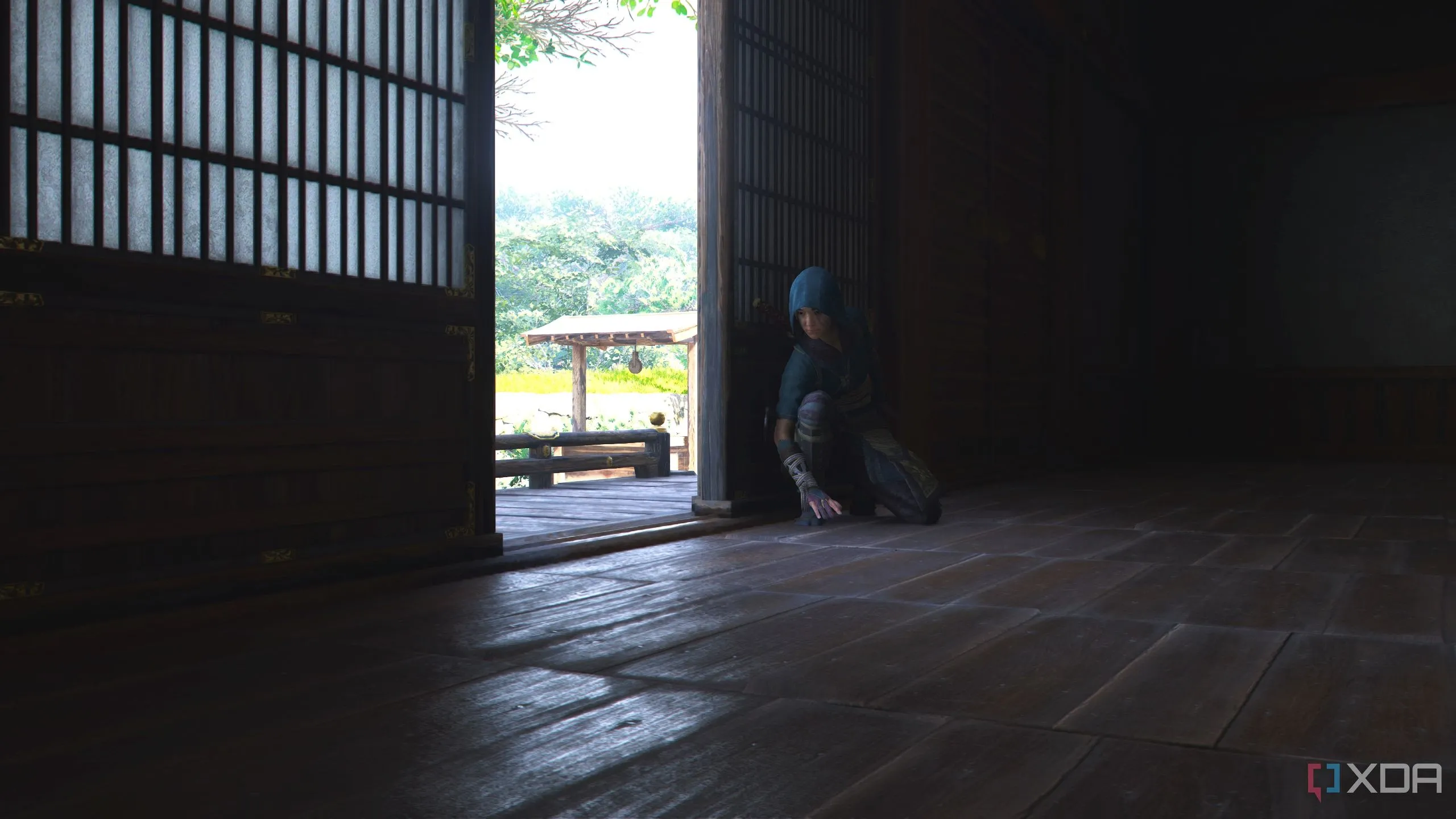 Naoe ẩn mình trong bóng tối, thể hiện lối chơi lén lút đặc trưng của shinobi
