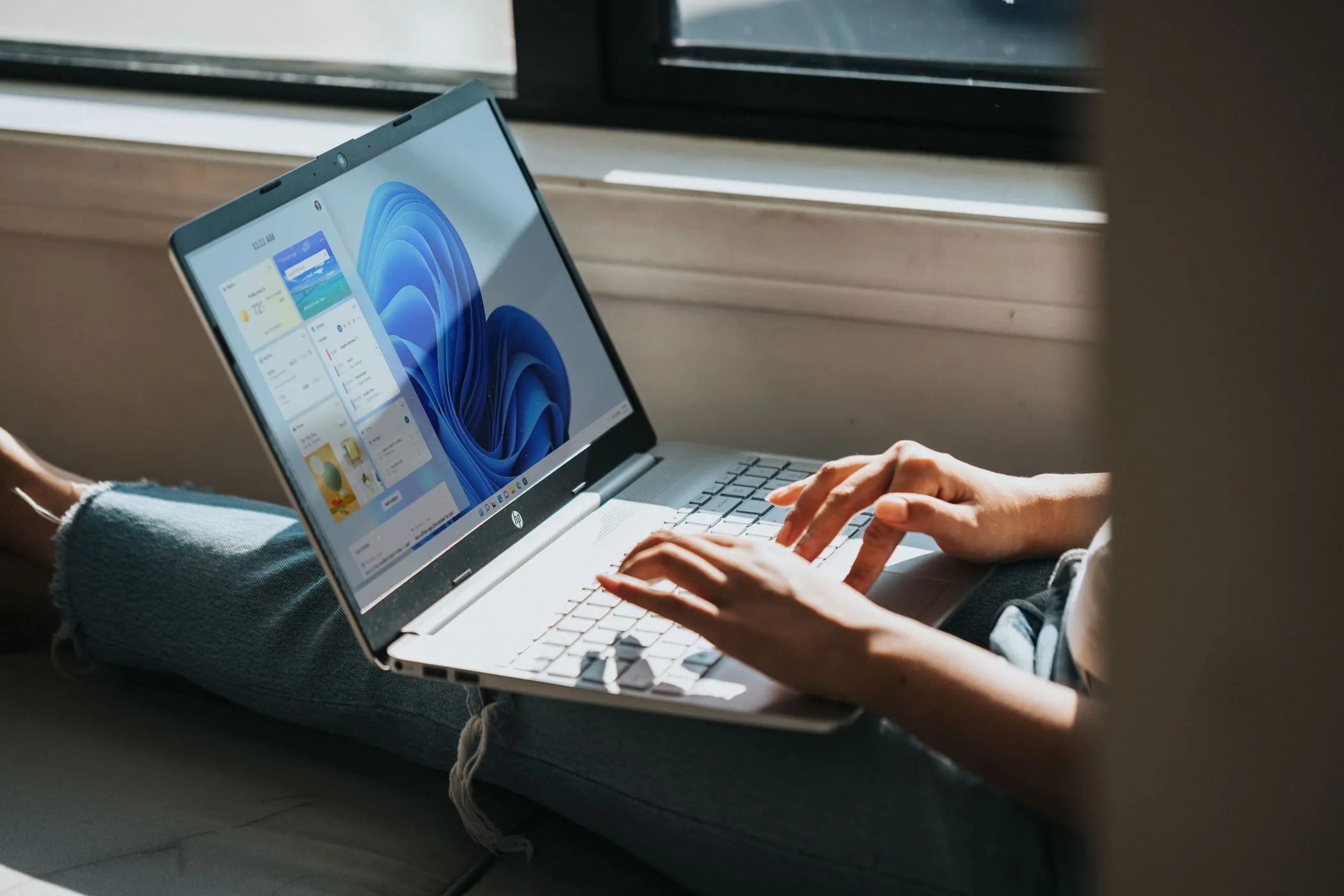 Người dùng đang làm việc trên laptop Windows, đối mặt với vấn đề kết nối mạng