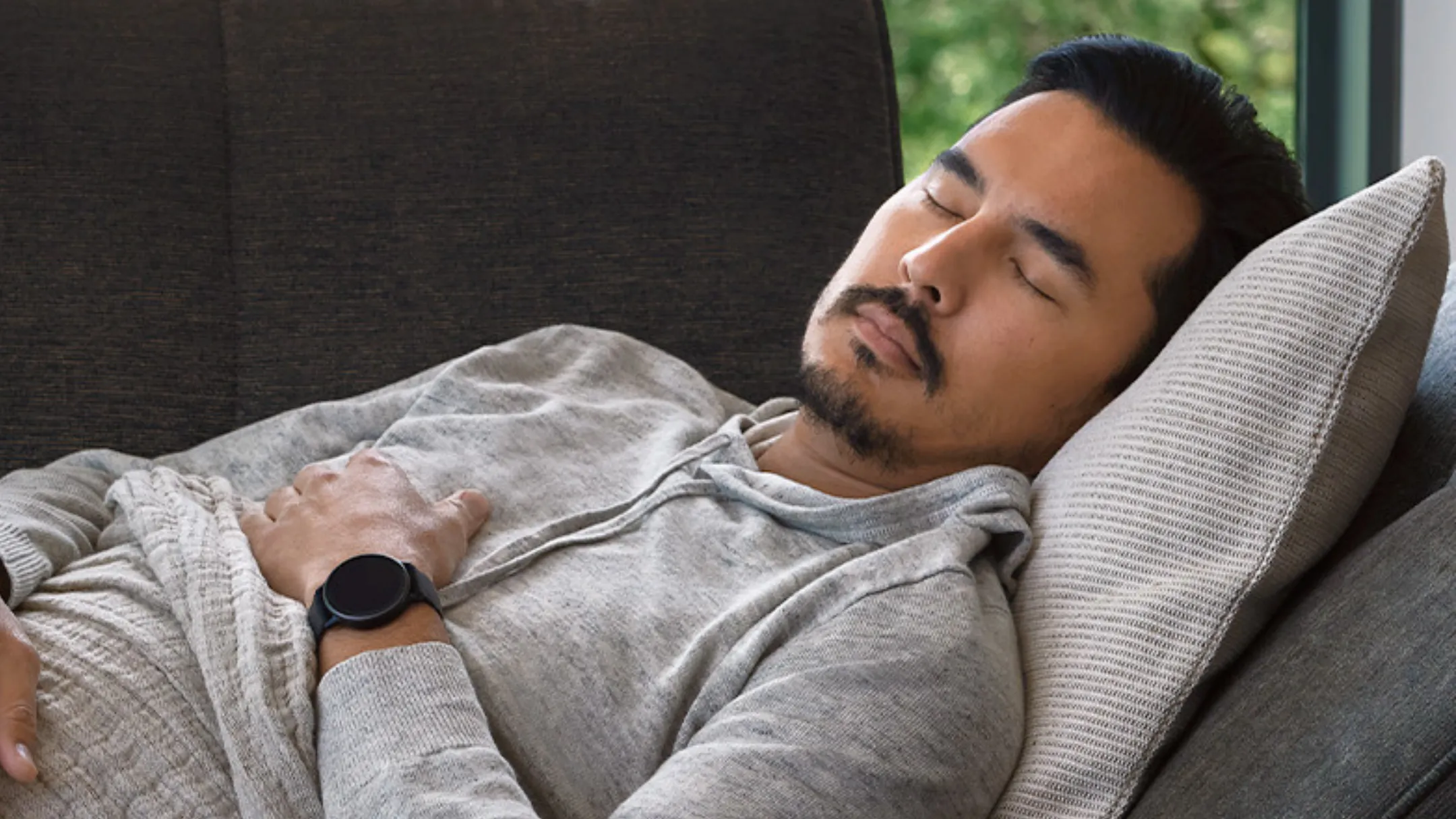Người dùng đeo Garmin Vivoactive 5 khi ngủ để theo dõi chất lượng giấc ngủ chuyên sâu
