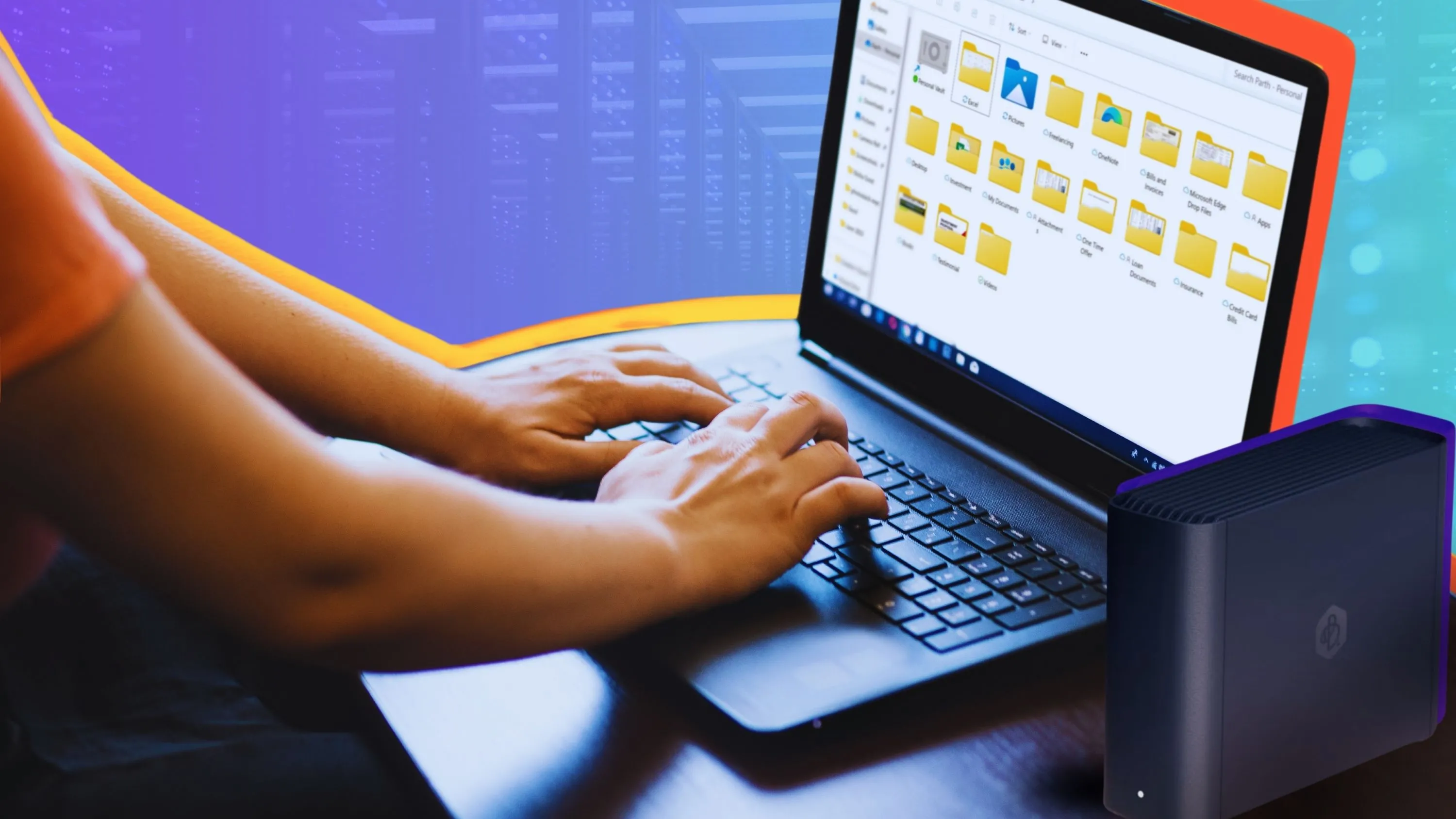 Người dùng tương tác với File Explorer trên laptop Windows, nơi quảng cáo có thể xuất hiện.
