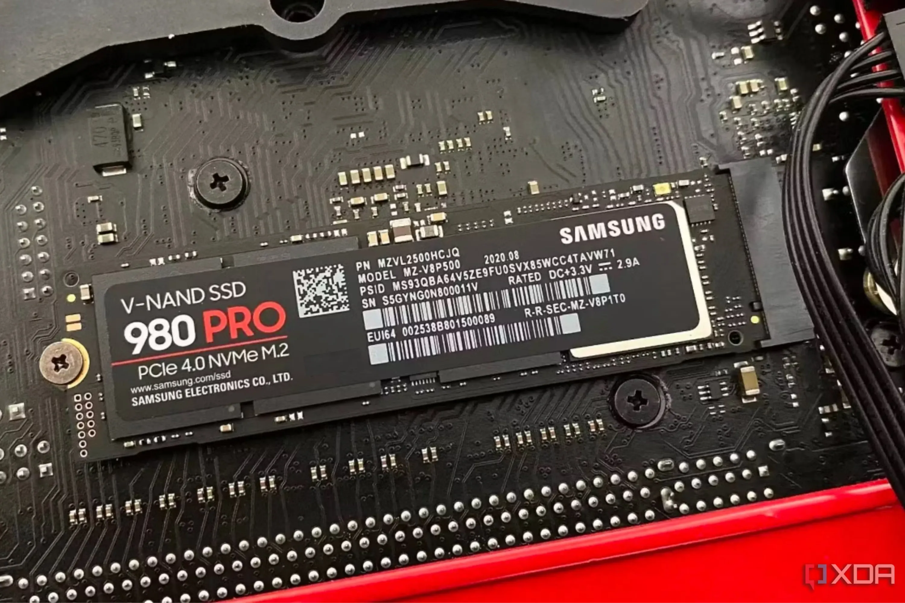 Ổ cứng SSD Samsung 980 Pro gắn trên bo mạch chủ, minh họa cho việc các ổ SSD hiện đại, đặc biệt là PCIe Gen 5, cần tản nhiệt hiệu quả