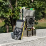 So sánh kích thước giữa bo mạch Raspberry Pi và vi điều khiển ESP32