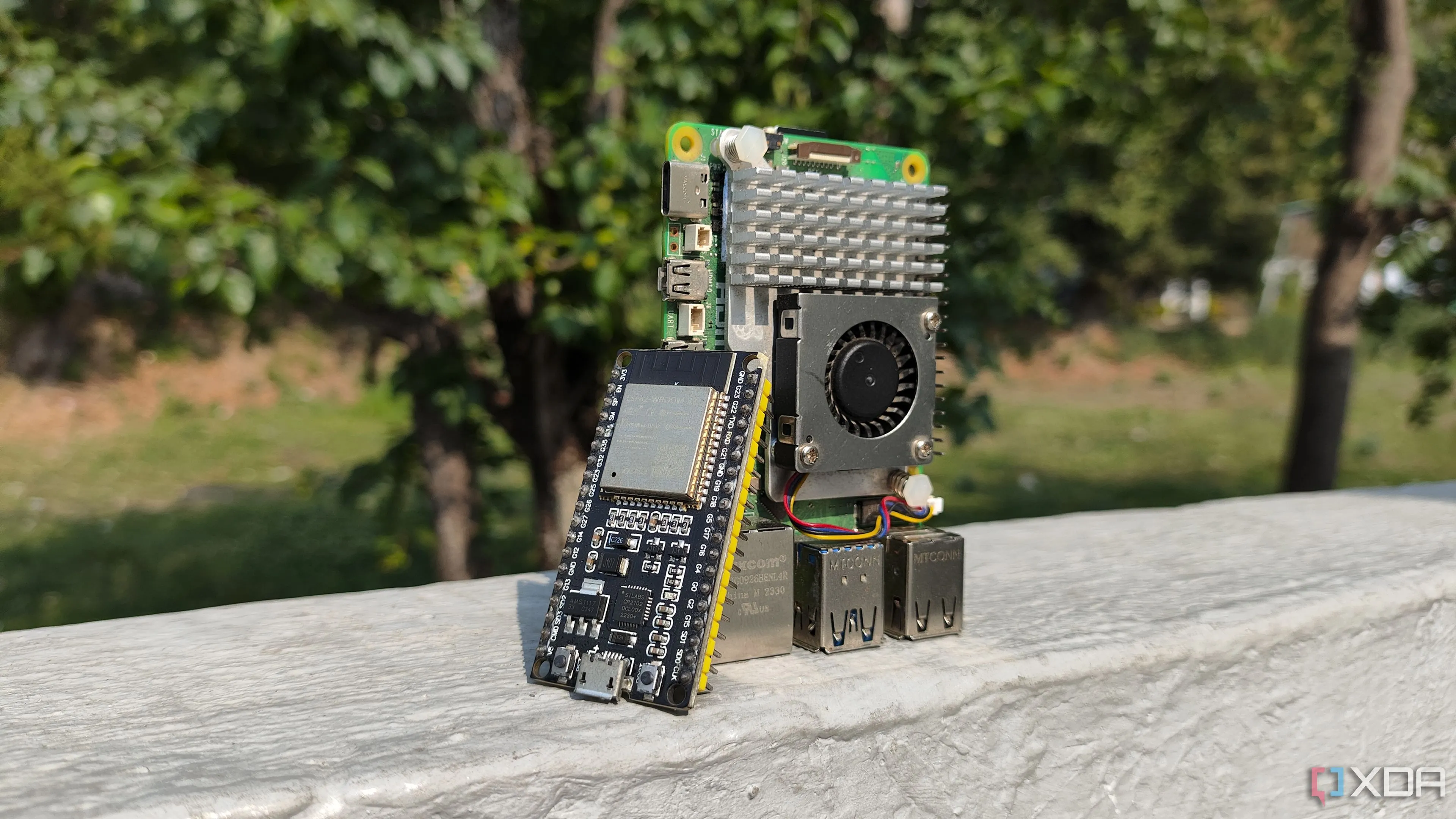So sánh kích thước giữa bo mạch Raspberry Pi và vi điều khiển ESP32