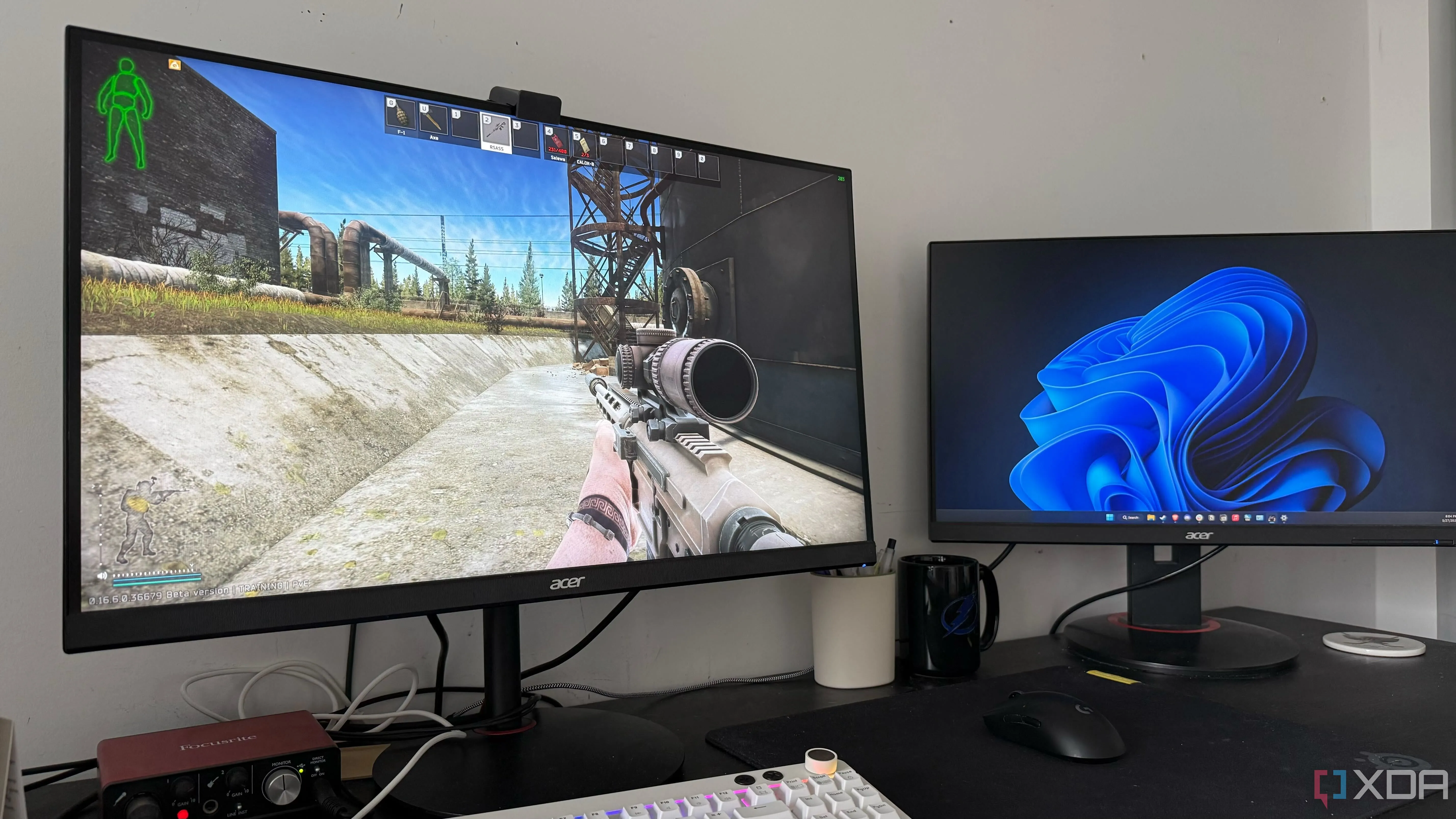 Thiết lập máy tính chơi game với hai màn hình hiển thị game FPS Escape From Tarkov, minh họa những rào cản tương thích game khi chuyển đổi sang Linux hoàn toàn