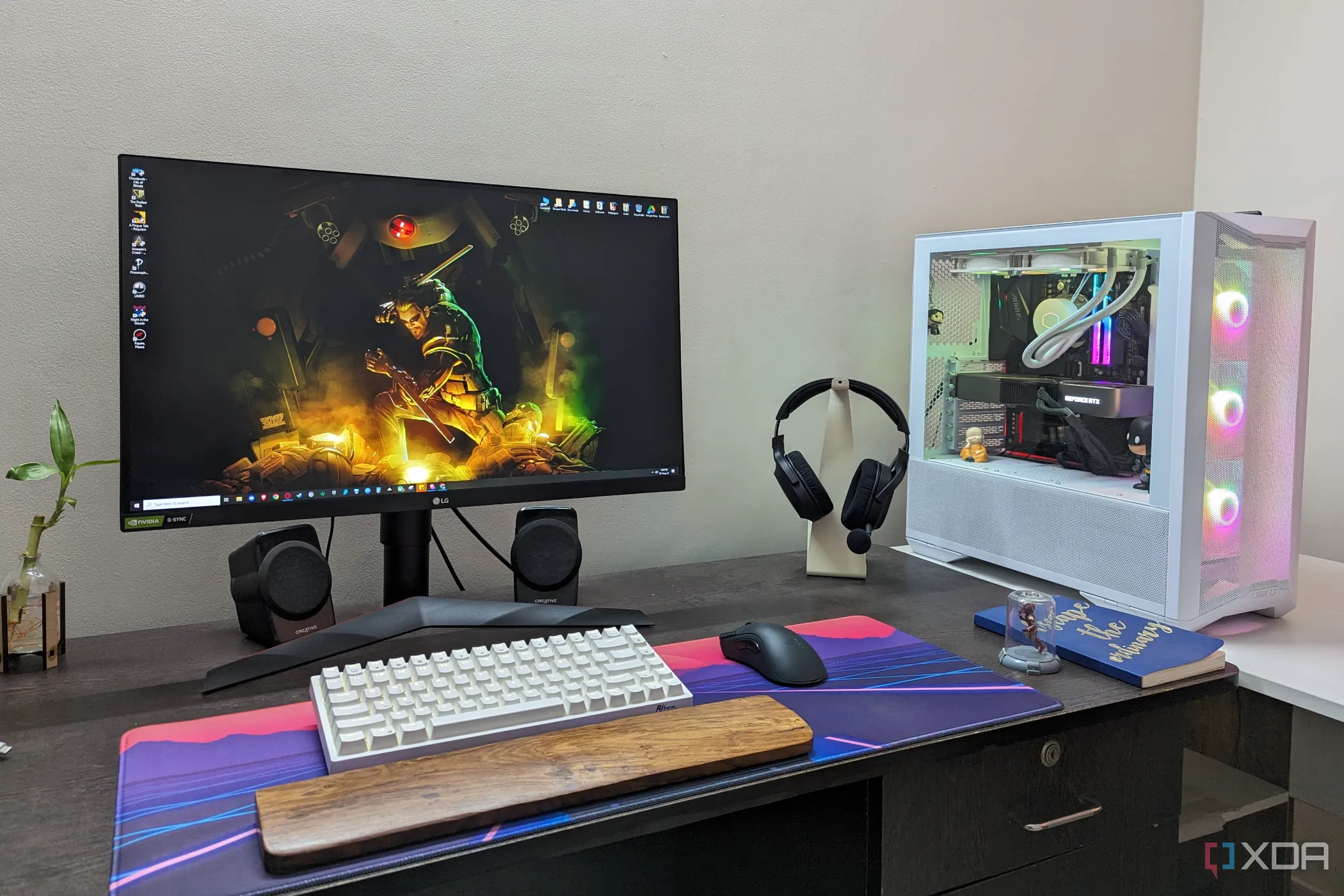 Thiết lập máy tính để bàn chơi game với màn hình, bàn phím, chuột và tai nghe, minh họa hiệu năng kém khi chơi game trên Windows Insider