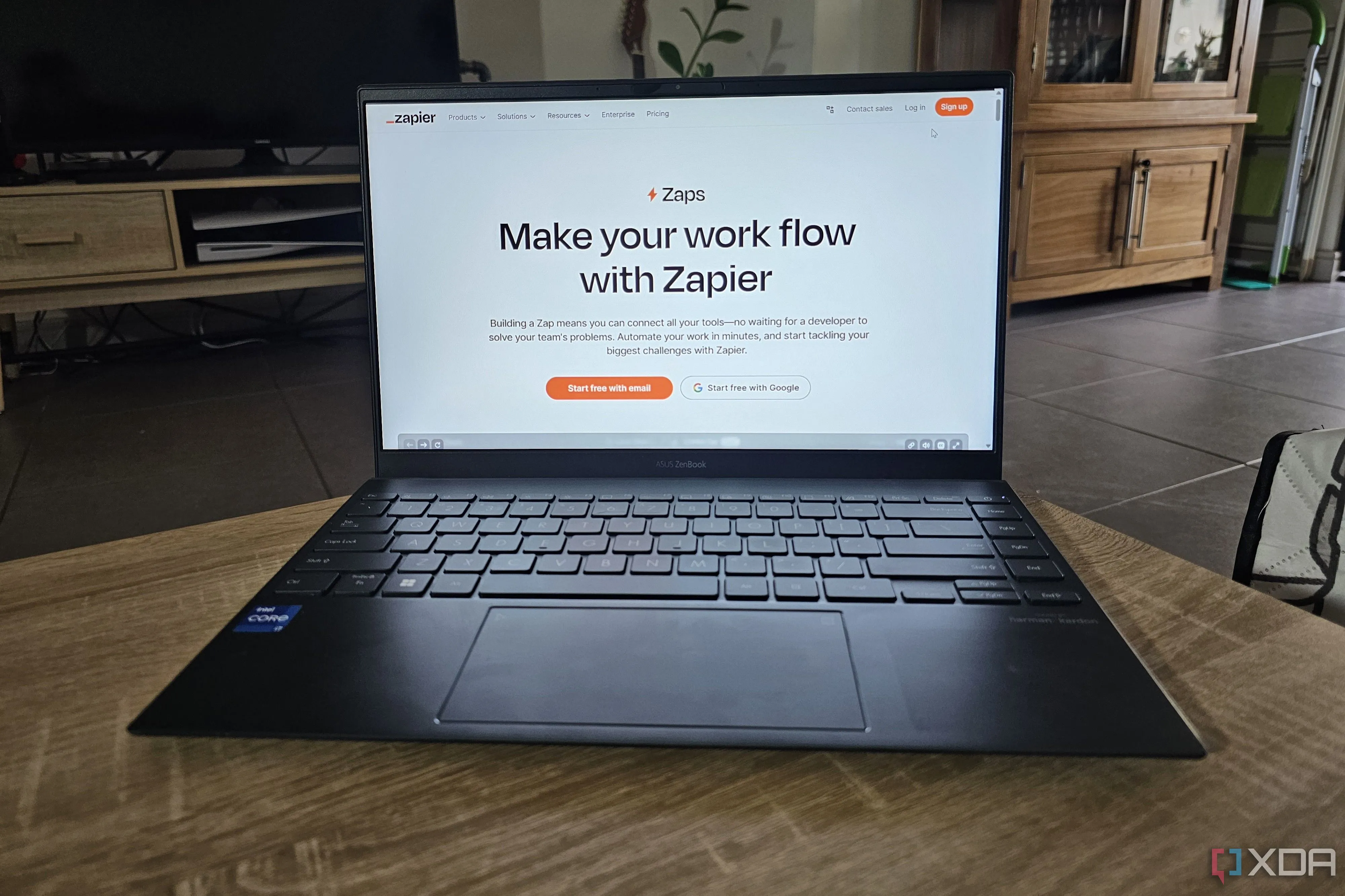 Trang web Zapier, một dịch vụ tự động hóa quy trình làm việc, hiển thị trên màn hình laptop, minh họa khả năng kết nối các ứng dụng khác nhau