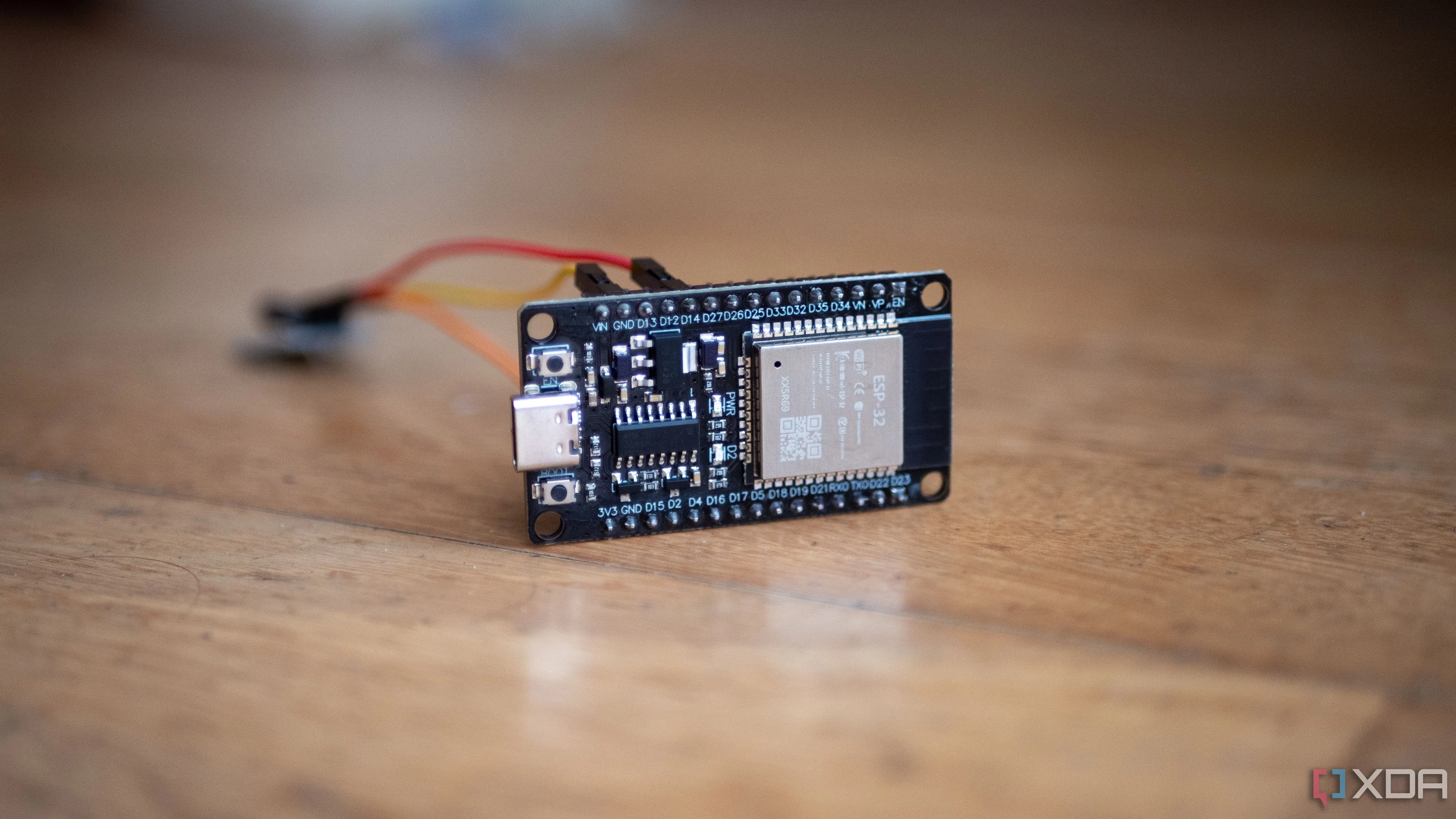 Vi điều khiển ESP32 kết nối với cảm biến rung động qua dây nối jumper, minh họa khả năng mở rộng