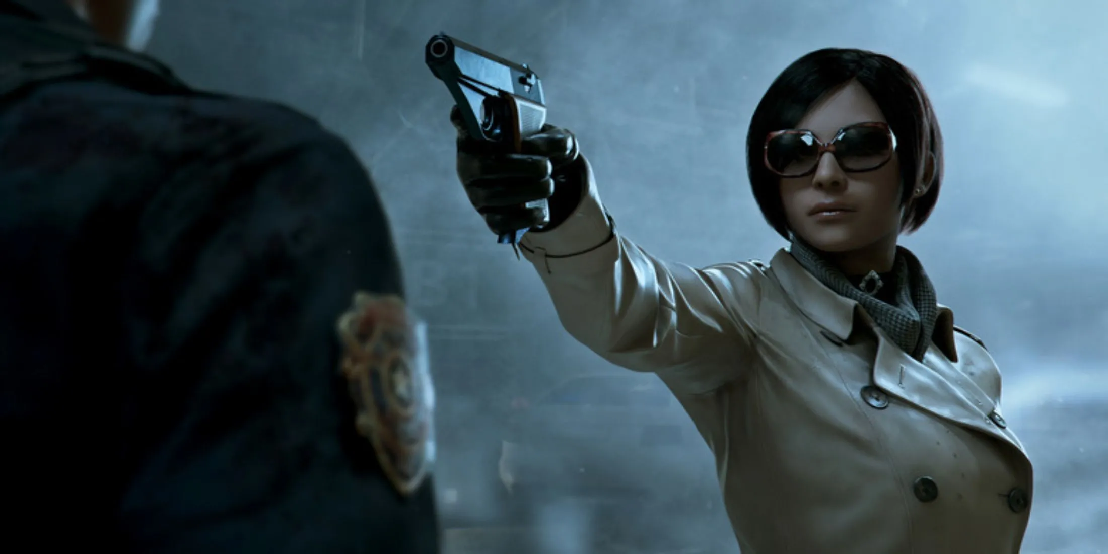 Ada Wong trong áo khoác dài và kính đang chĩa súng vào Leon S. Kennedy trong Resident Evil 2 Remake