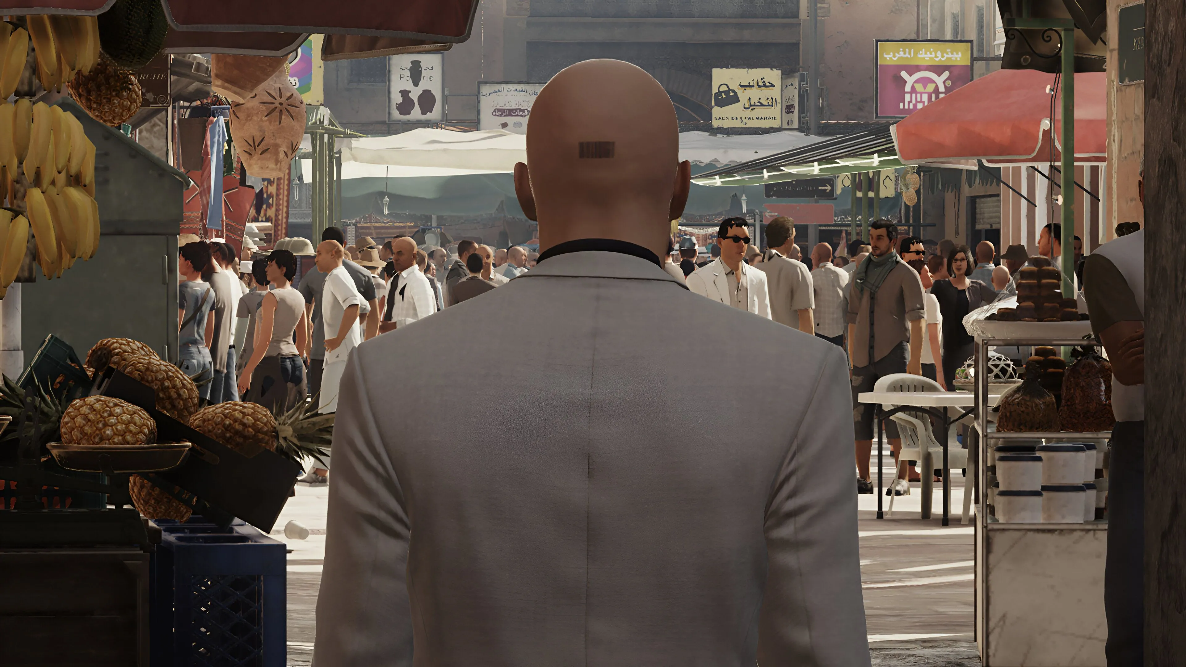 Agent 47 trong bộ vest trắng, nhân vật biểu tượng của Hitman World of Assassination, đại diện cho bản miễn phí Sapienza trên Steam