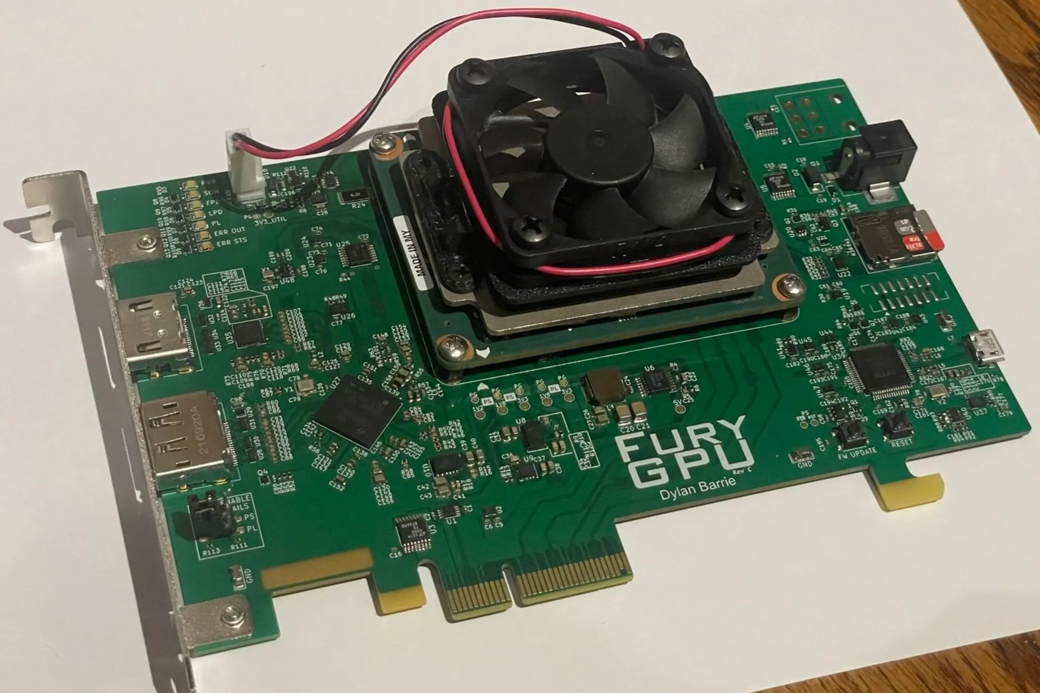Ảnh chụp cận cảnh FuryGPU, một GPU tự chế có khả năng chạy tốt các game cổ điển như Quake, thể hiện niềm đam mê công nghệ retro.