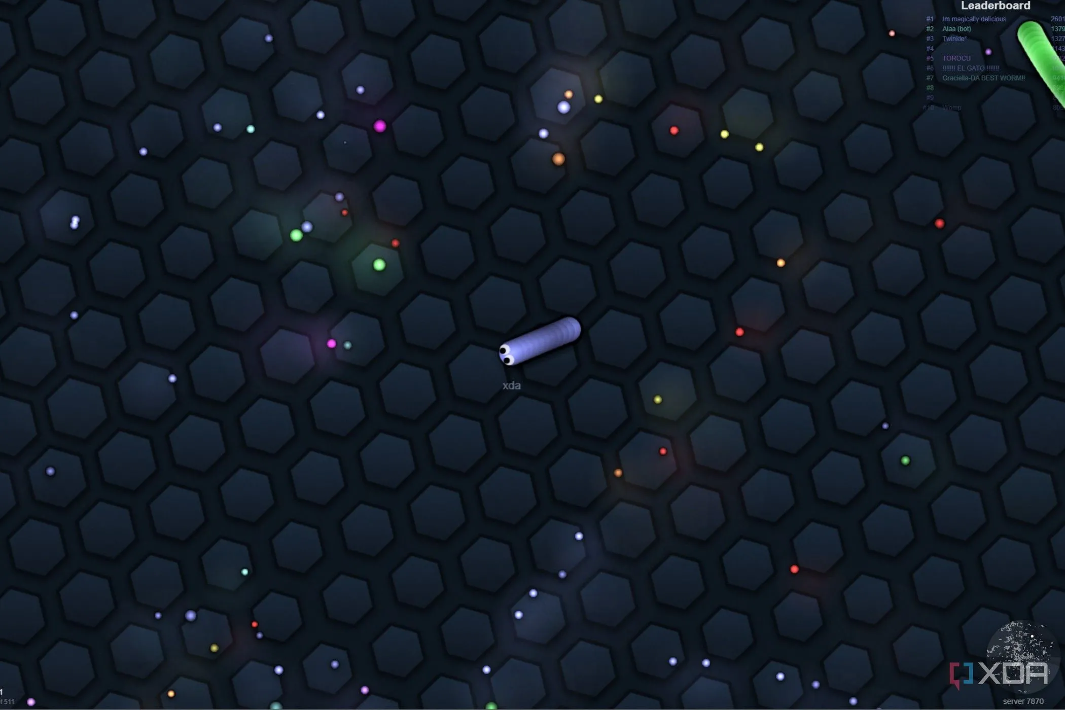 Ảnh chụp màn hình game Slither.io, thể hiện những con rắn nhiều màu sắc đang di chuyển và ăn chấm sáng