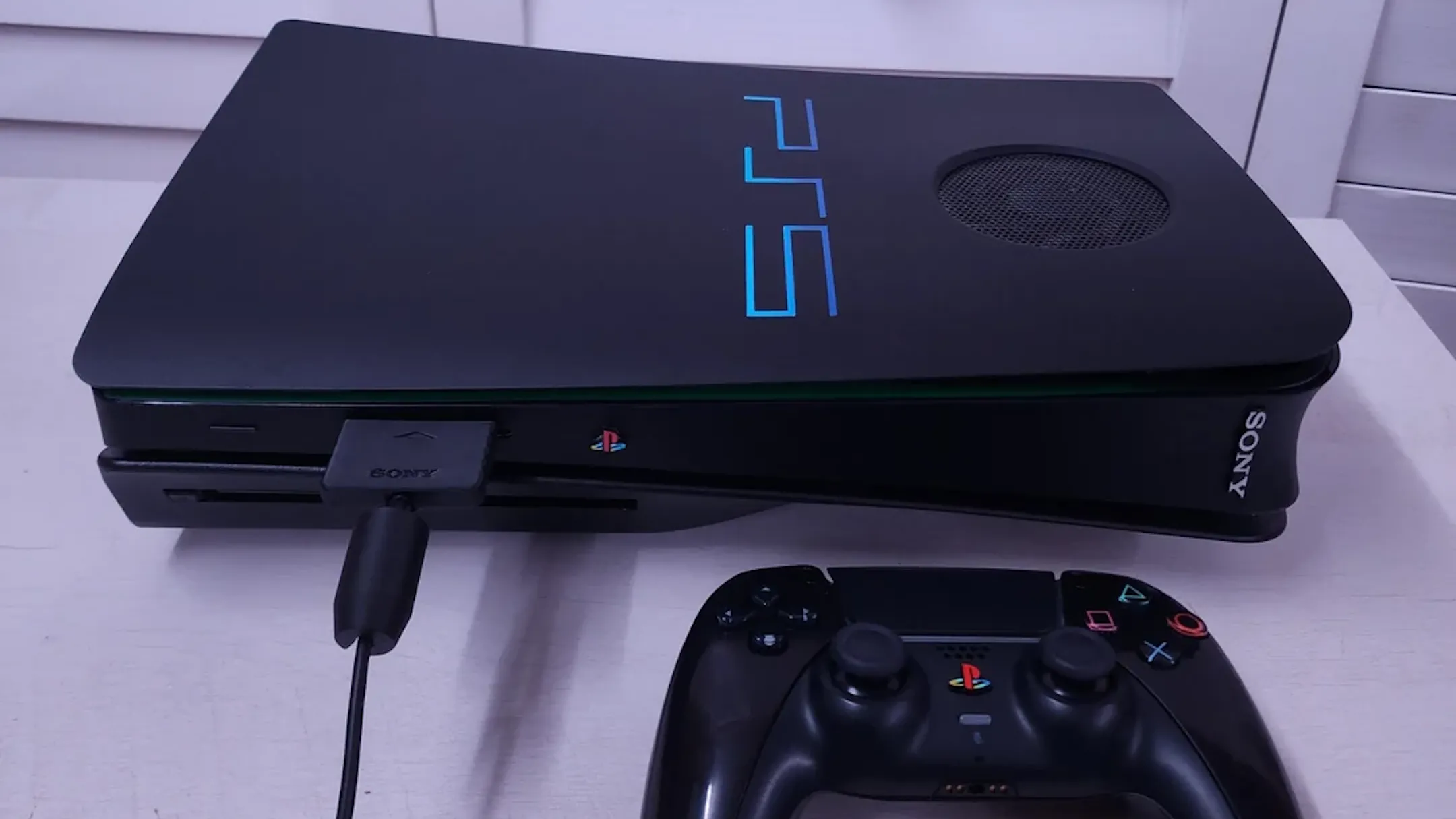 Ảnh chụp một chiếc máy PlayStation 5 đã được tùy biến vỏ ngoài theo phong cách của PlayStation 2