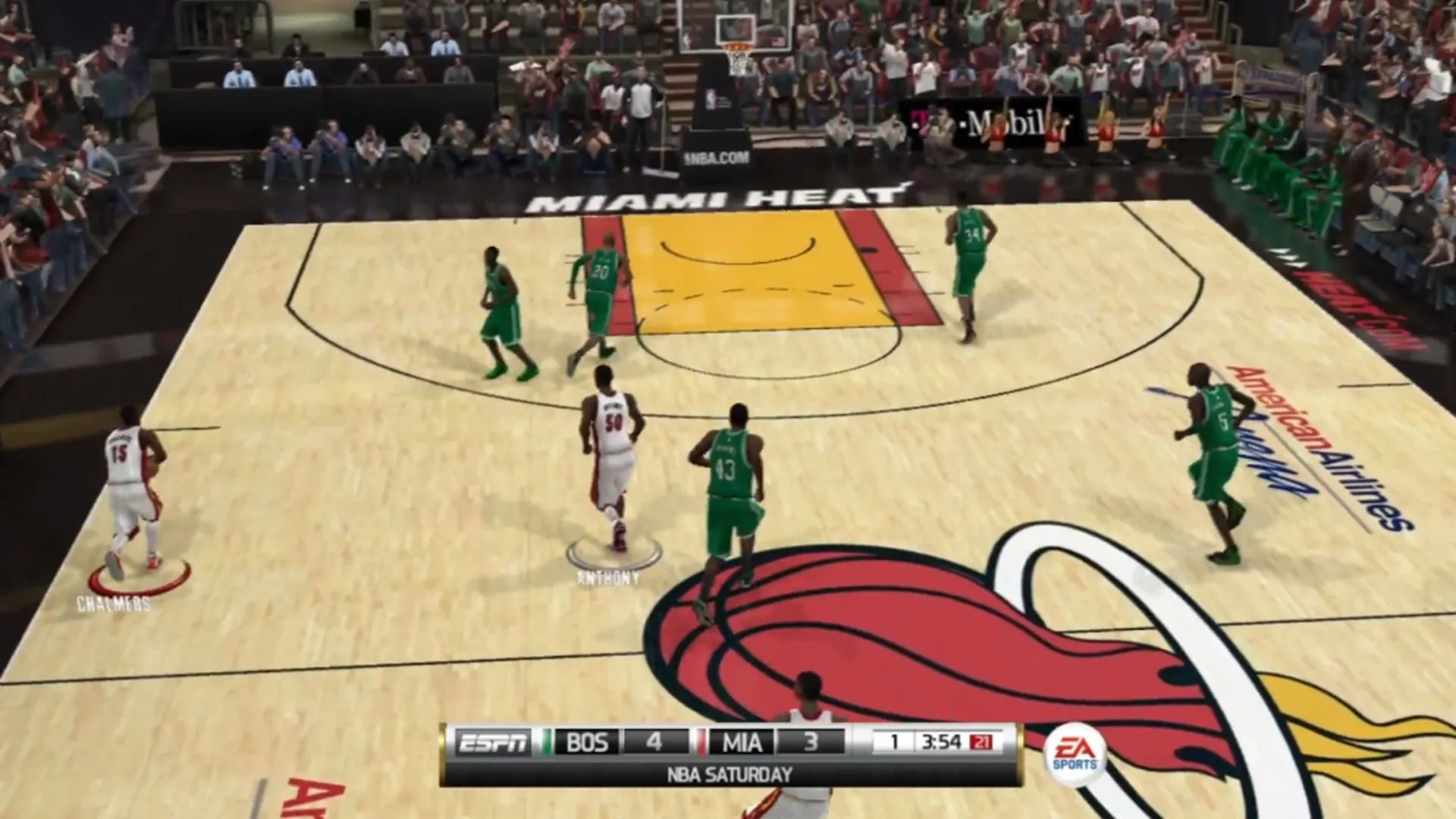 Ảnh gameplay NBA Elite 11, cầu thủ bóng rổ trên sân đấu thực hiện động tác chuyền bóng