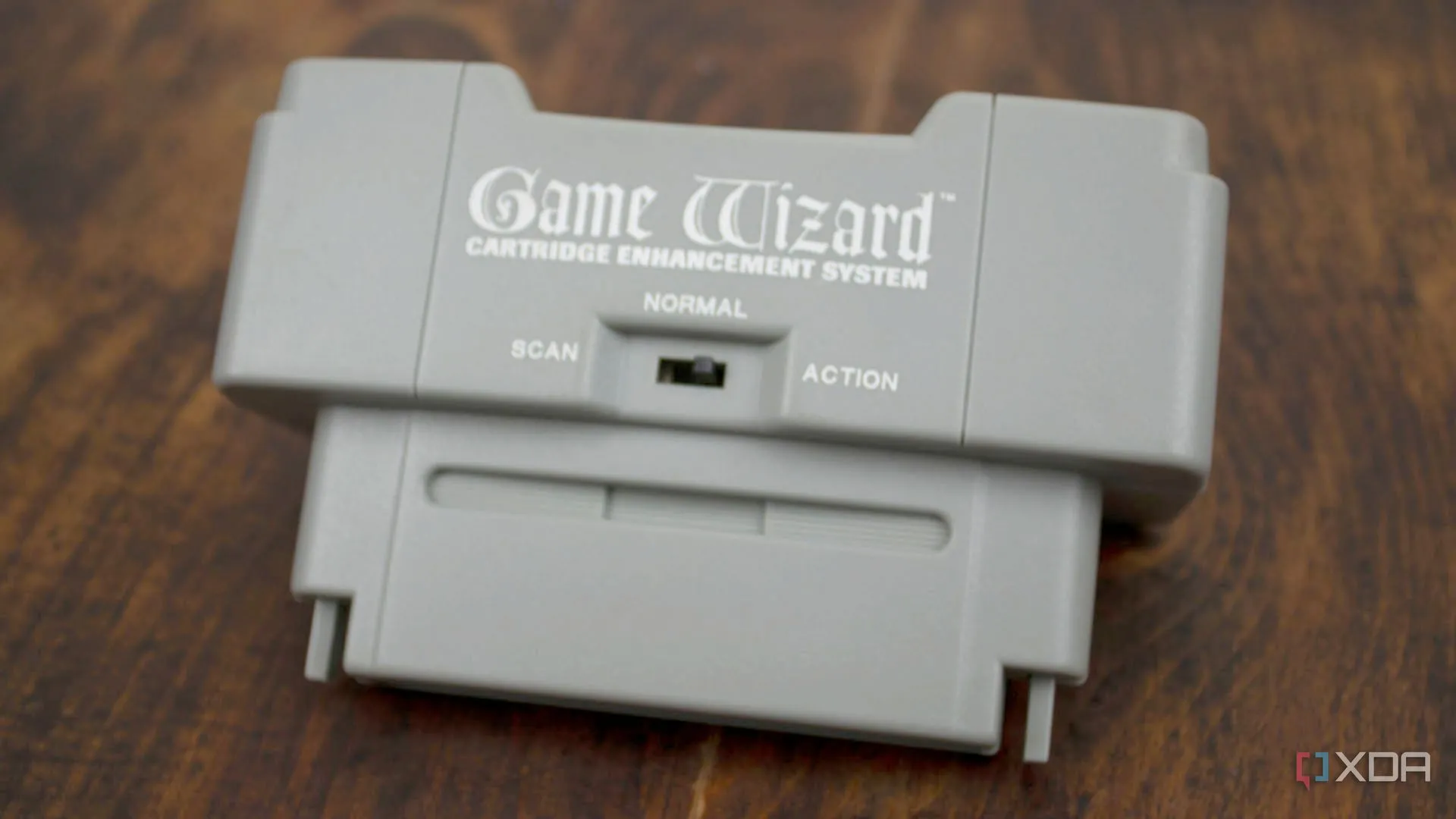 Ảnh mặt trước của thiết bị cheat Game Wizard SNES