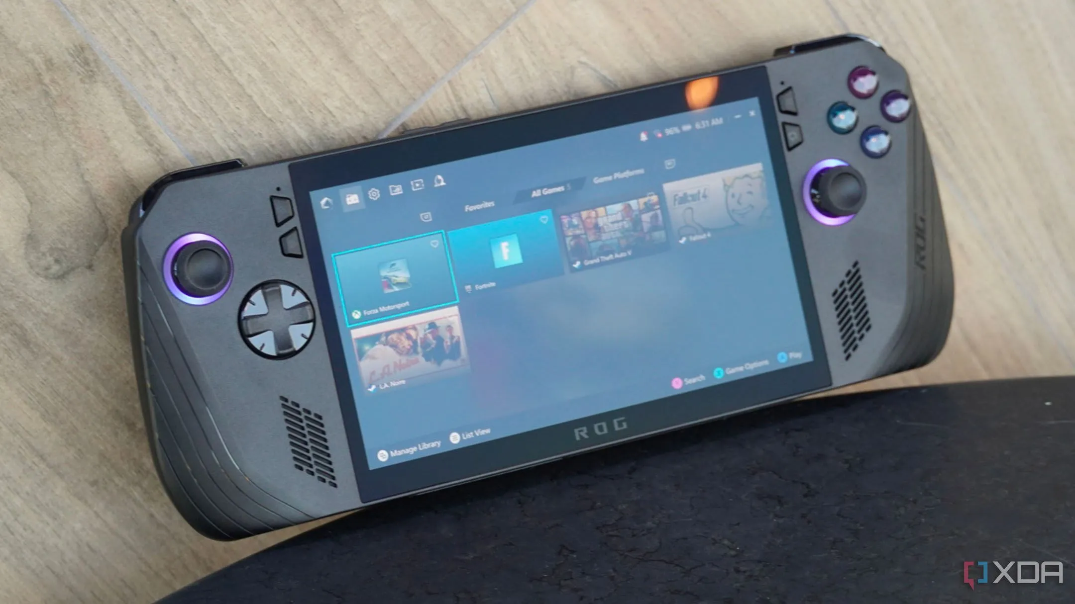 Asus ROG Ally X mở ra, hiển thị giao diện Armoury Crate, thể hiện tính linh hoạt của handheld gaming