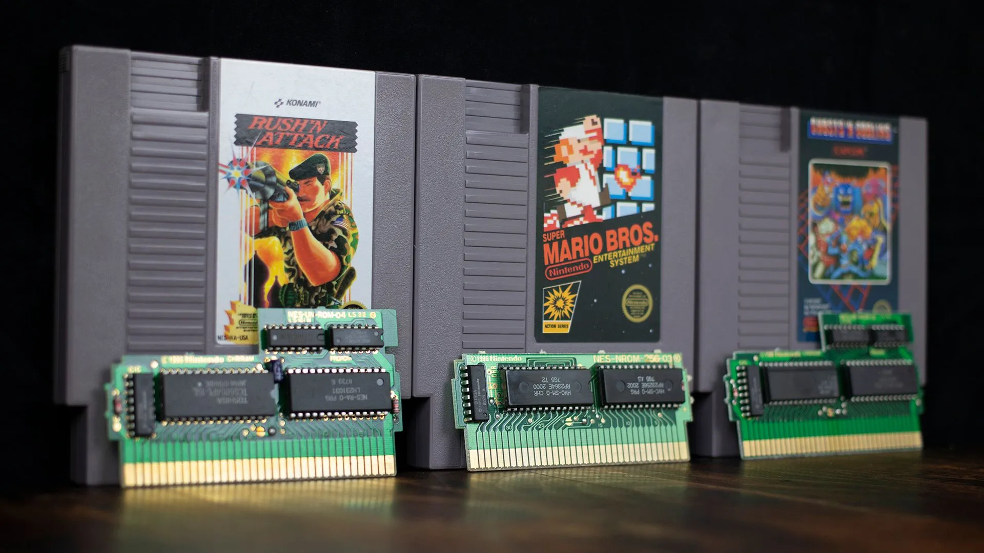 Ba băng game NES và bảng mạch PCB bên trong, minh chứng cho công nghệ game console những năm 80