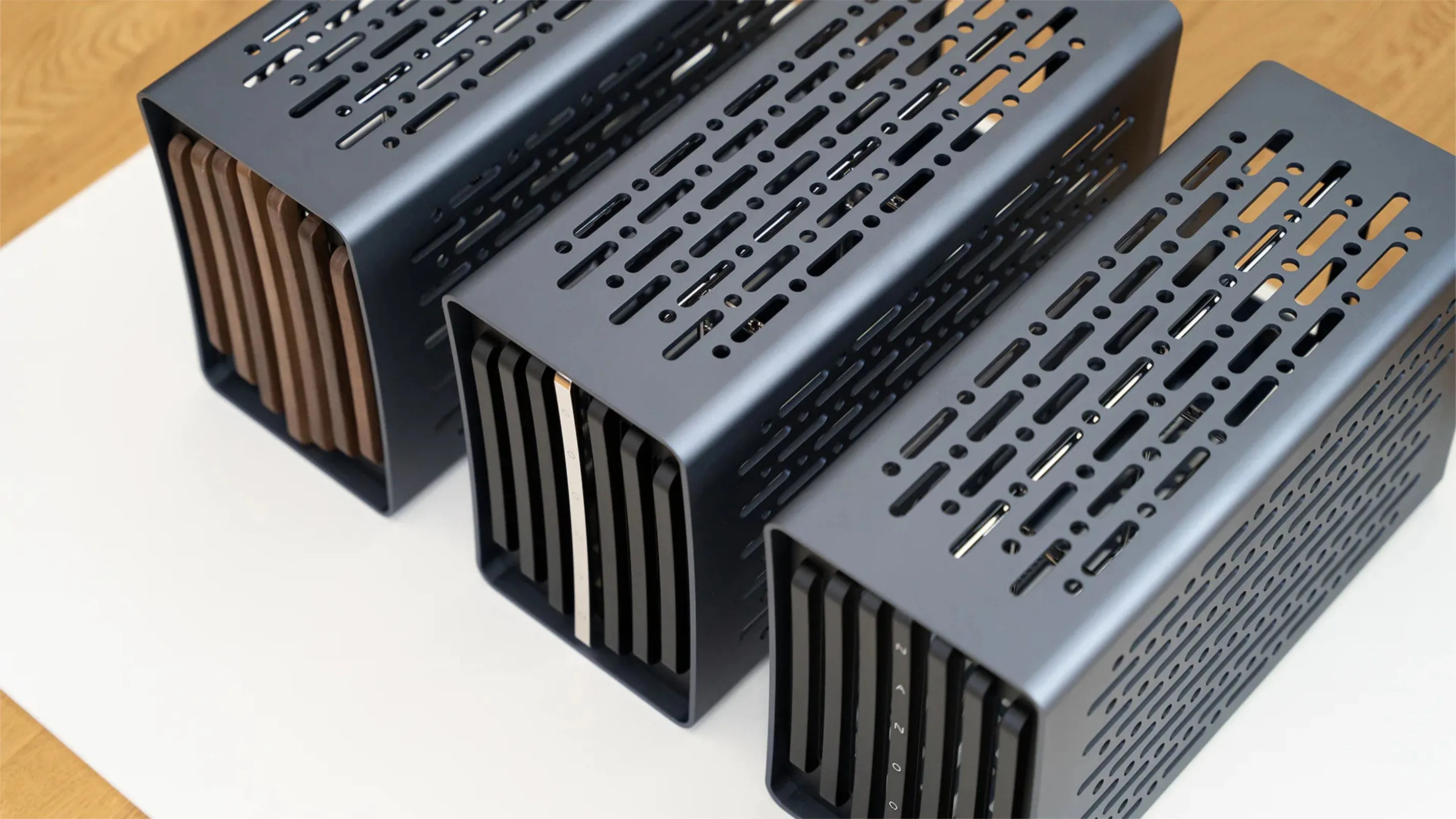 Ba chiếc case Thor-Zone Nanoq R màu trắng xếp thẳng hàng trên bàn, nhấn mạnh vẻ đẹp tinh tế và thiết kế sang trọng của dòng case SFF cao cấp