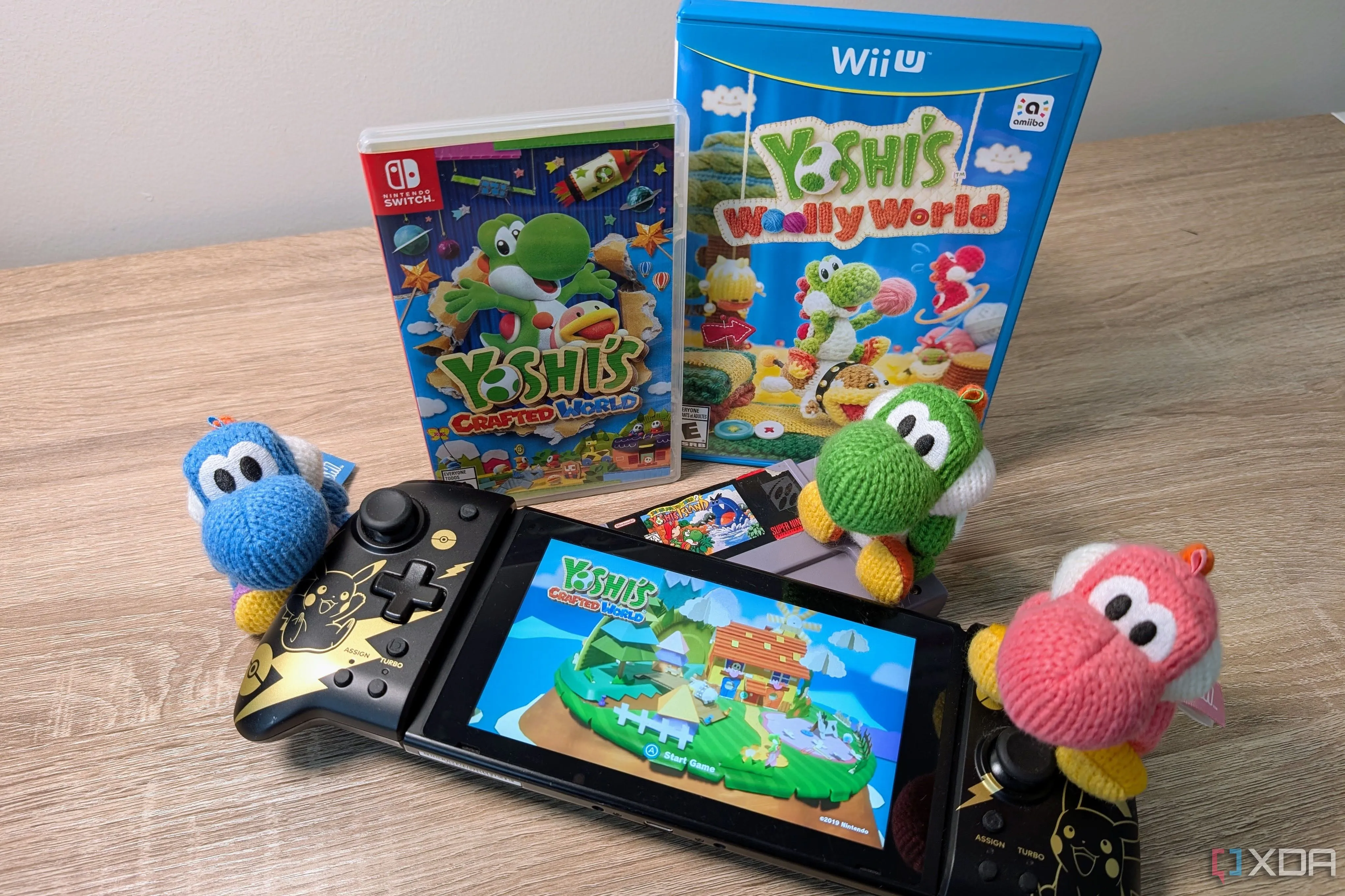 Ba nhân vật Yoshi đủ màu sắc bên cạnh máy chơi game Nintendo Switch
