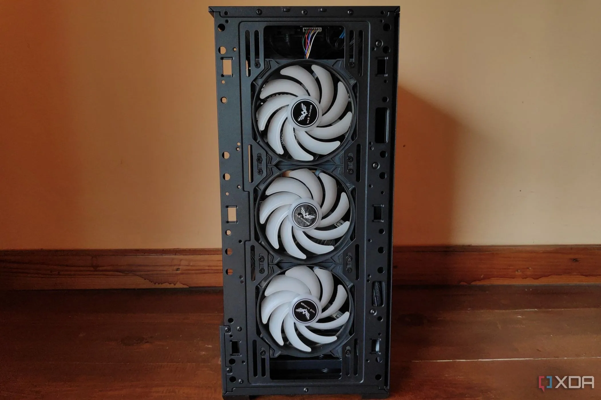 Ba quạt tản nhiệt War Hammer Kratos bên trong vỏ case MSI Forge 110R, minh họa hệ thống quạt hút