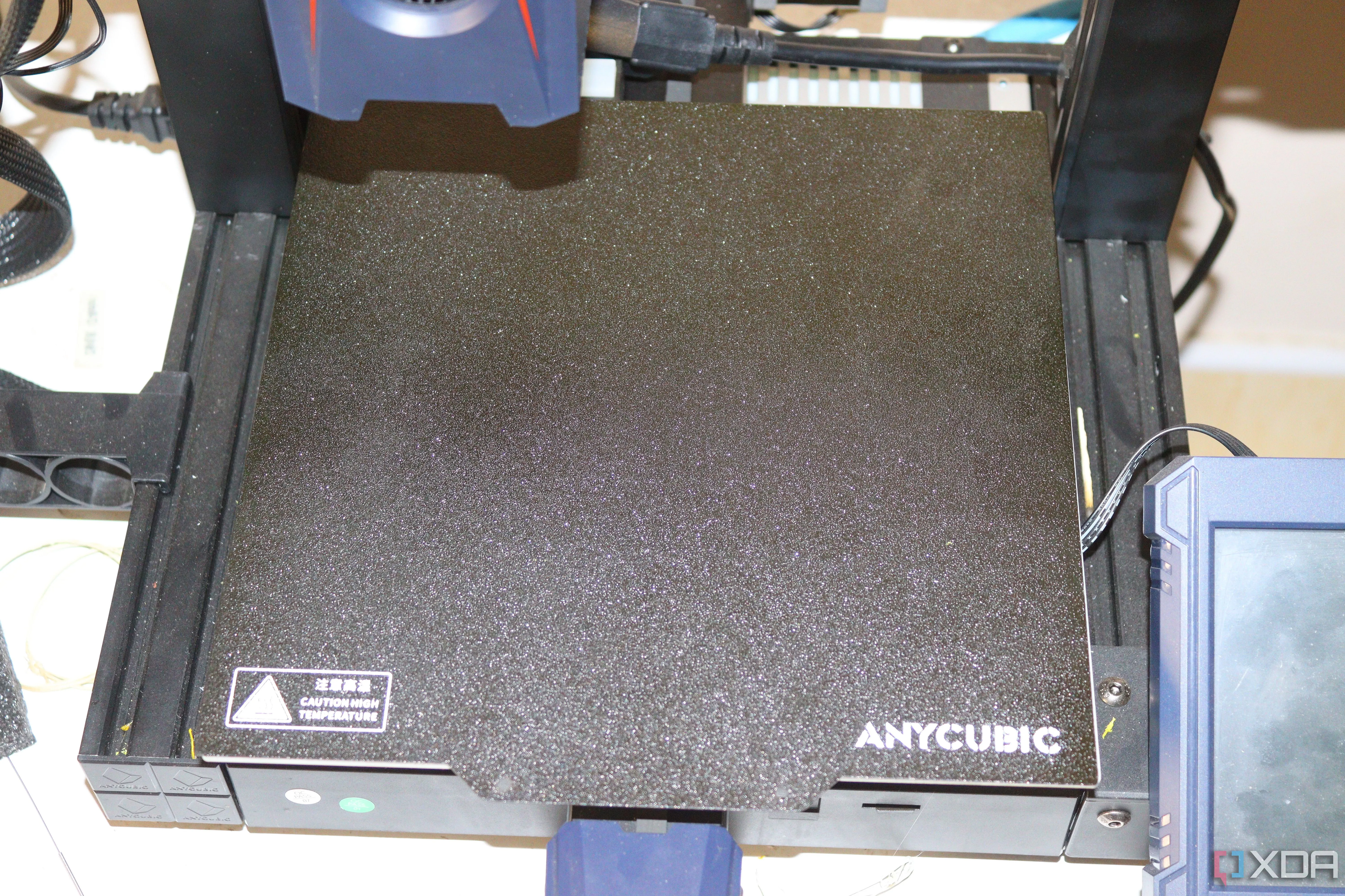 Bàn in của máy in 3D Anycubic với lớp in đầu tiên đang được hiệu chỉnh